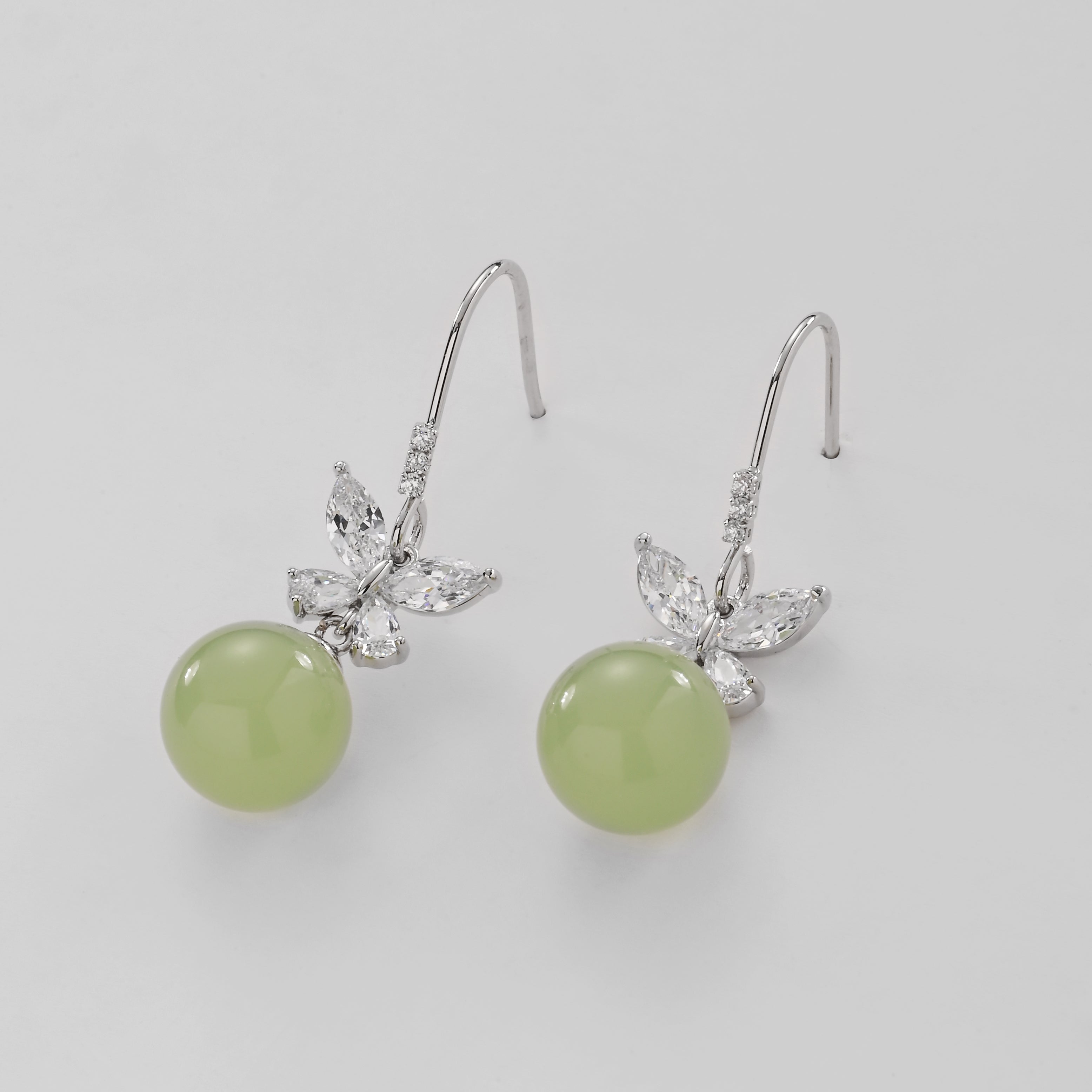 Pendientes colgantes de mariposa y jade