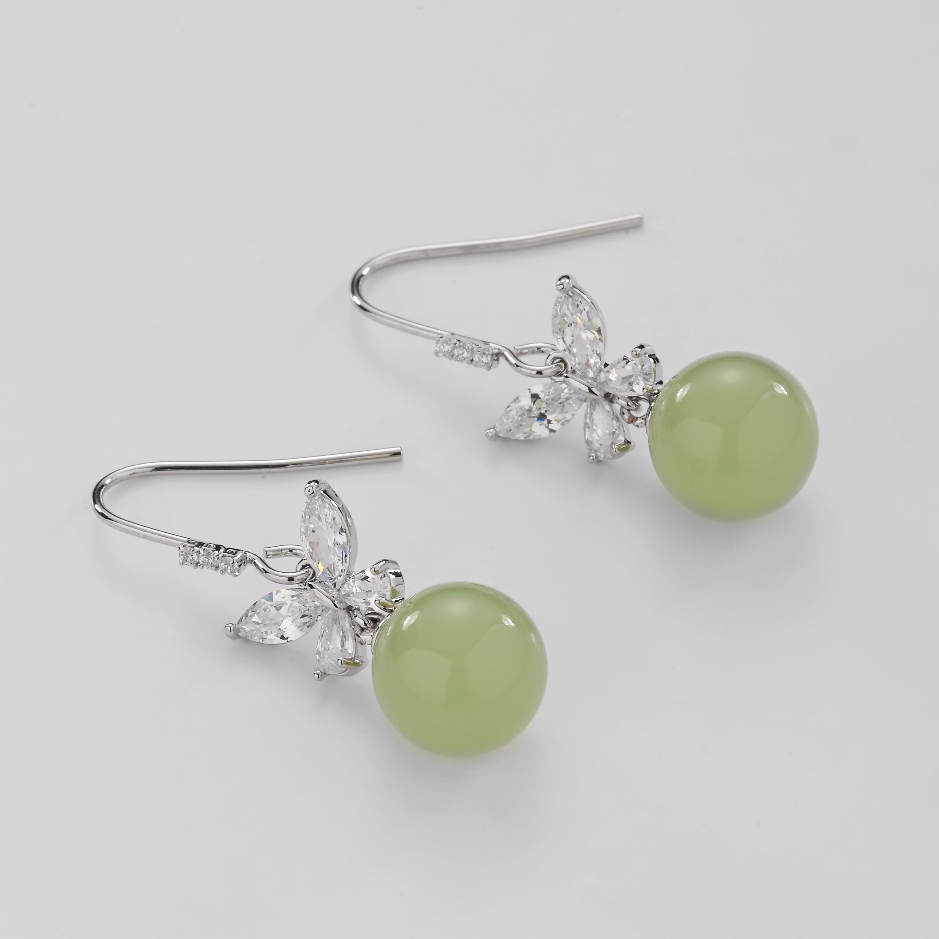 Pendientes colgantes de mariposa y jade
