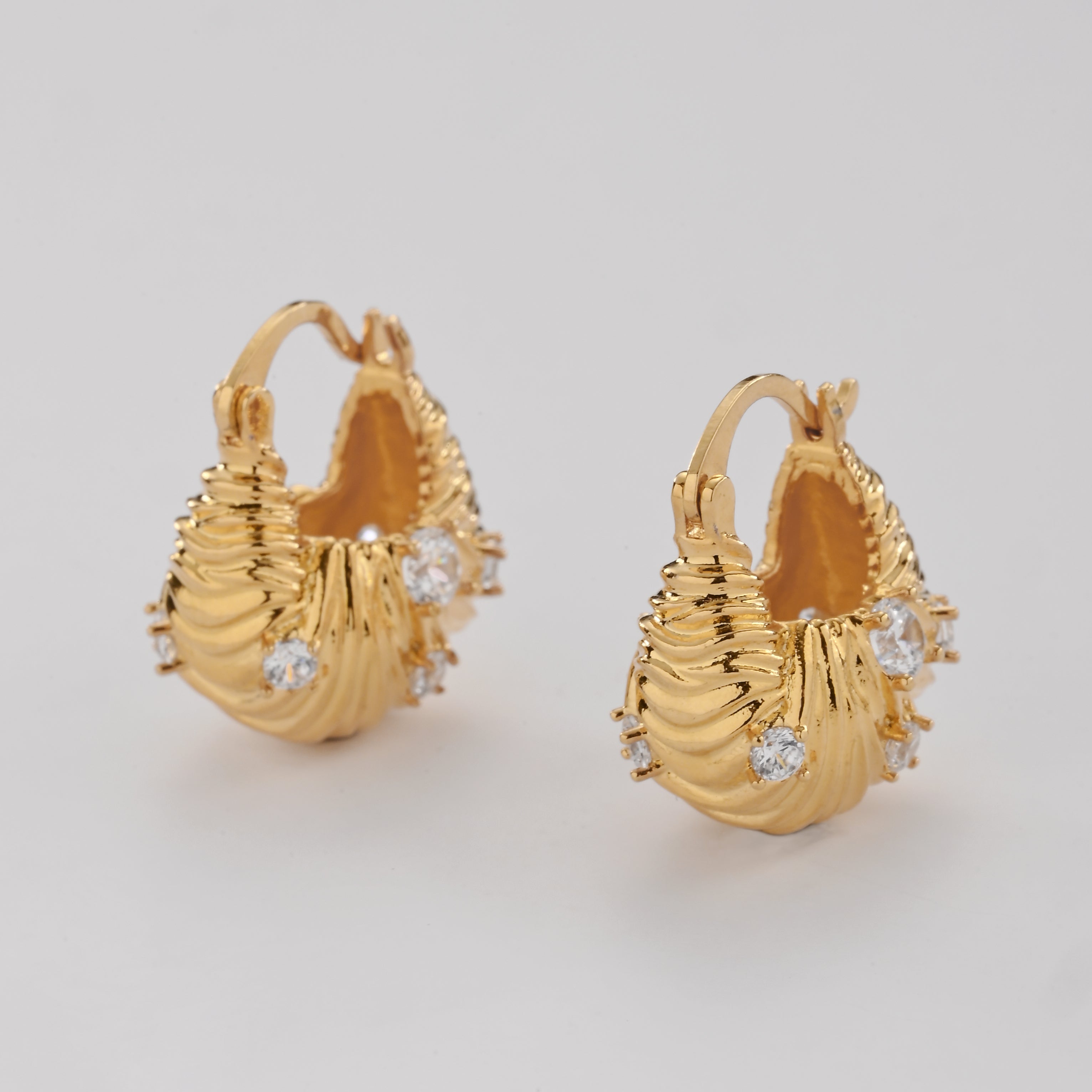 Pendientes de aro con conchas doradas