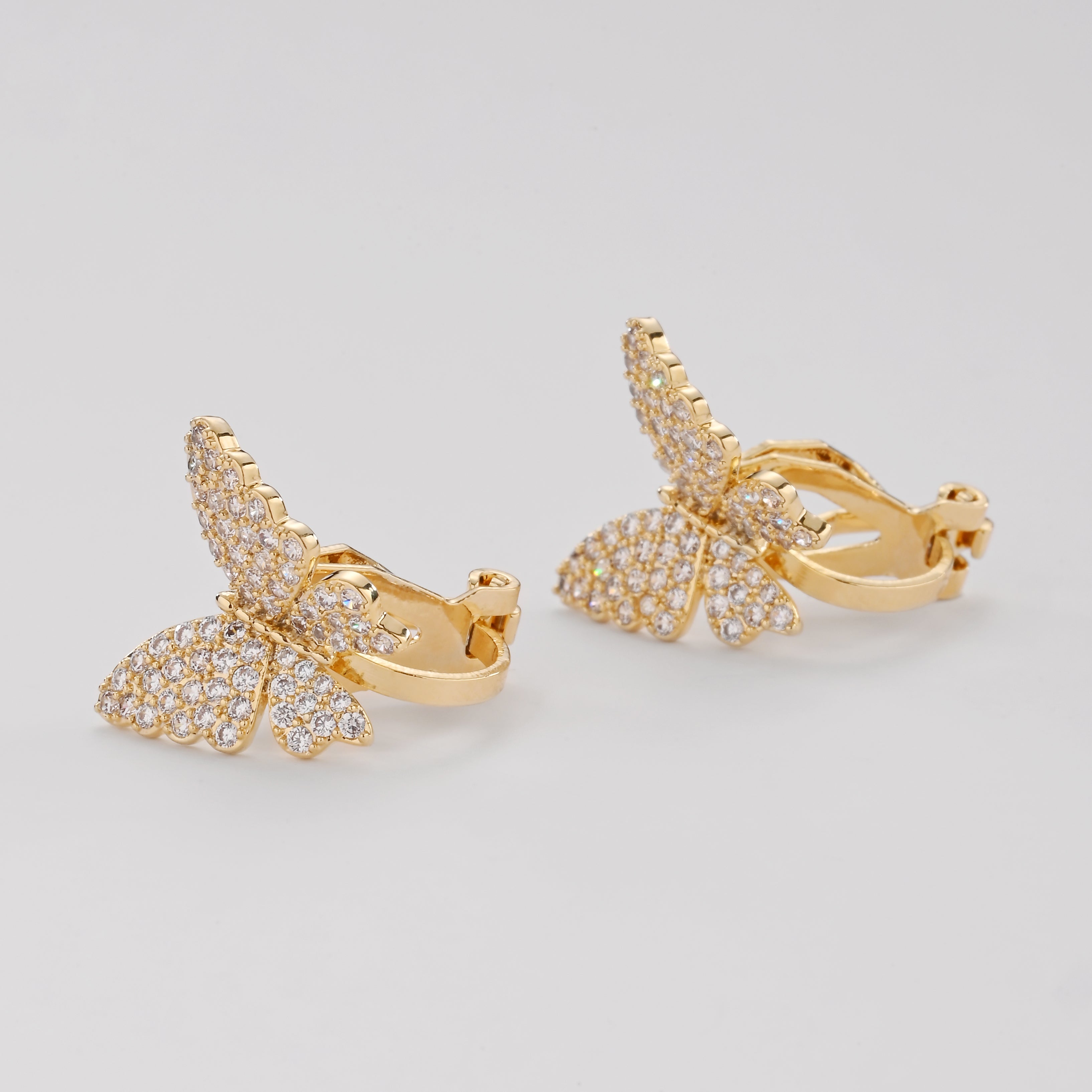Pendientes de clip con mariposa cristalina