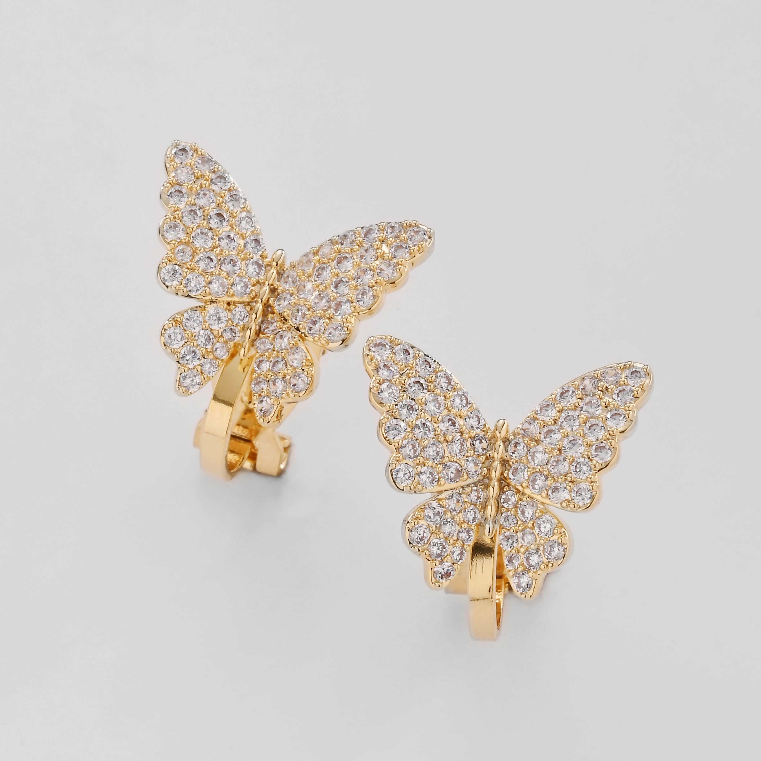 Pendientes de clip con mariposa cristalina