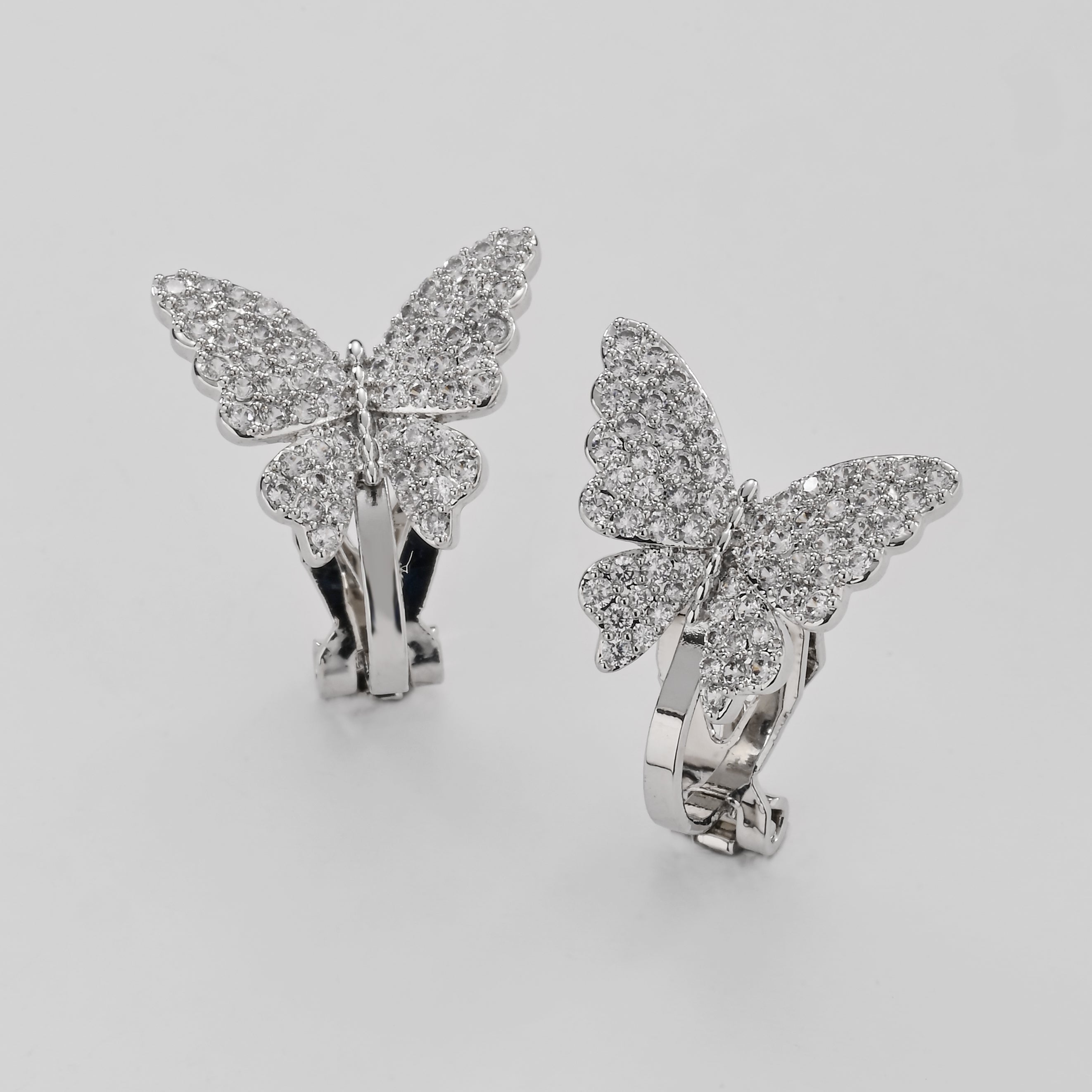 Pendientes de clip con mariposa cristalina
