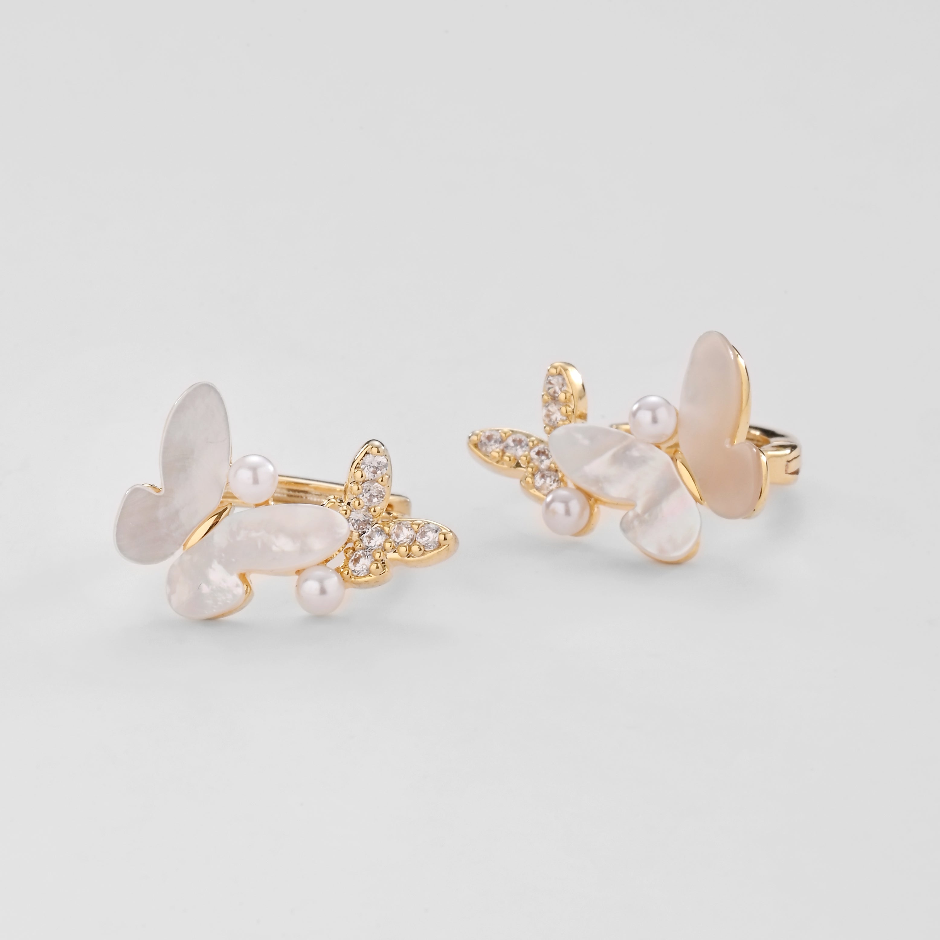 Pendientes Huggie con perla y mariposa