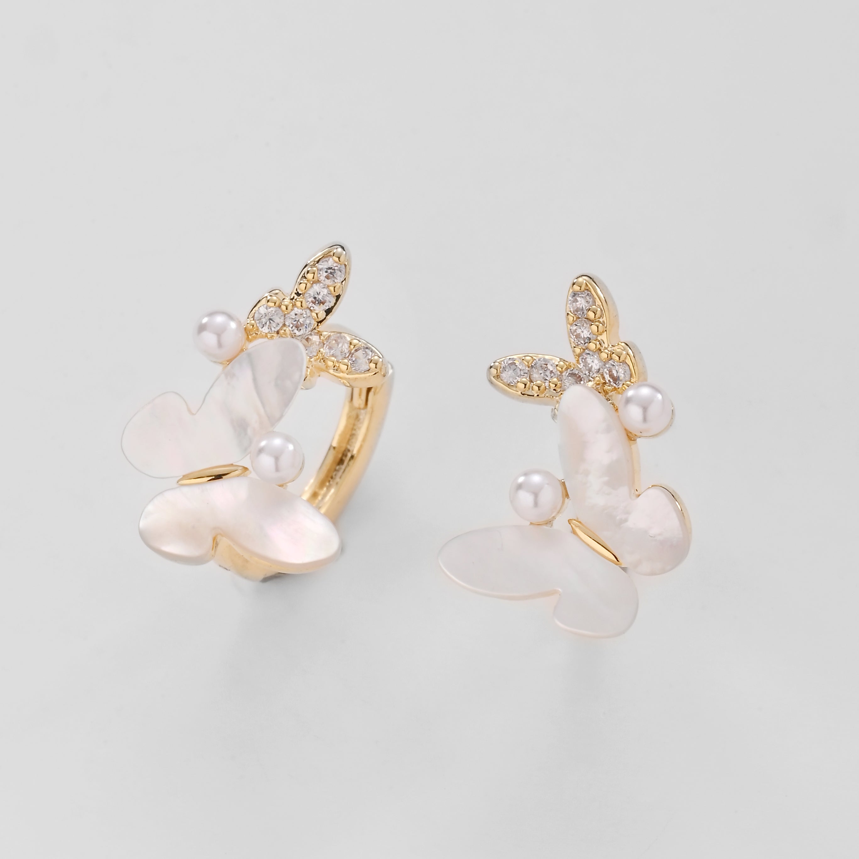 Pendientes Huggie con perla y mariposa