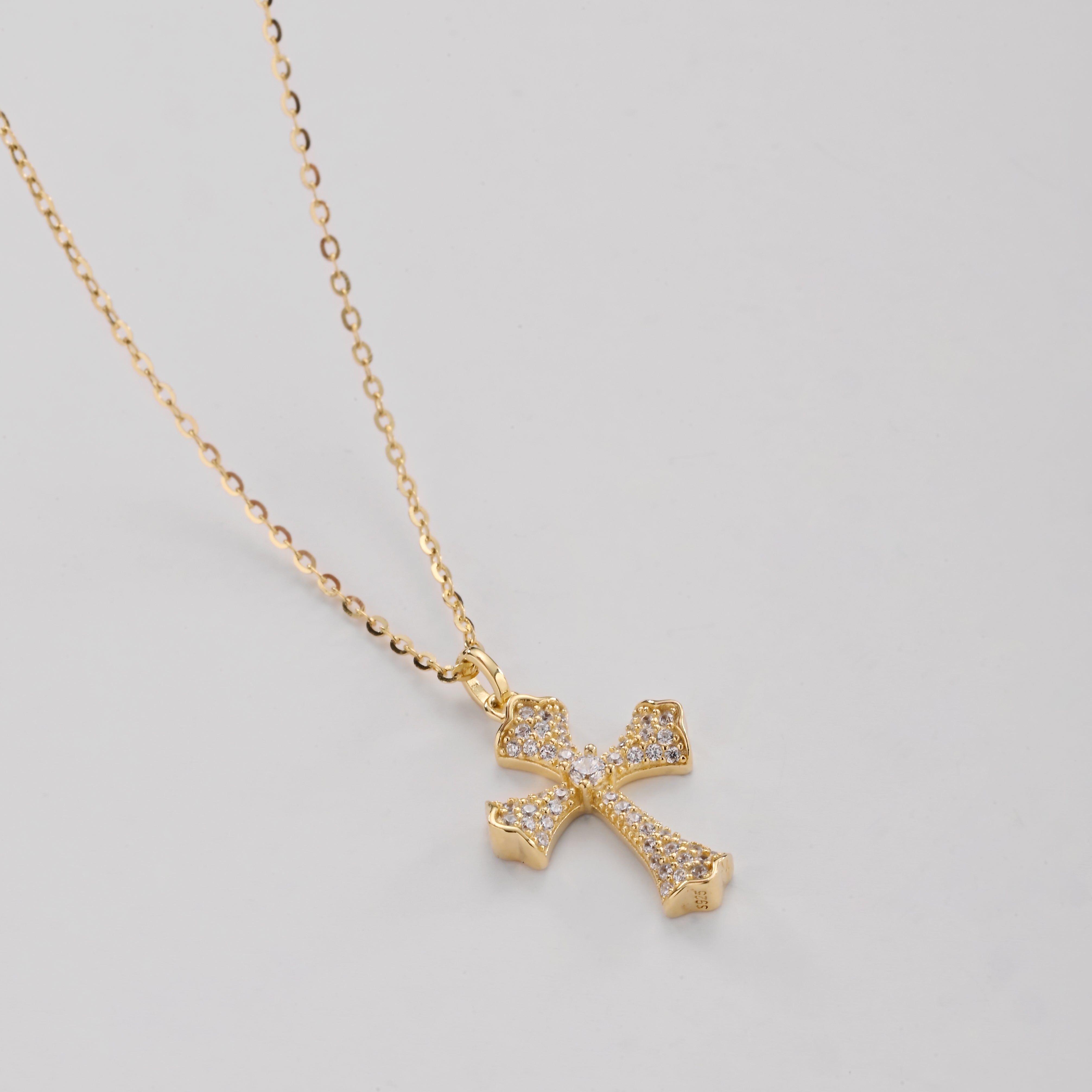 Collar con colgante de cruz de cristal