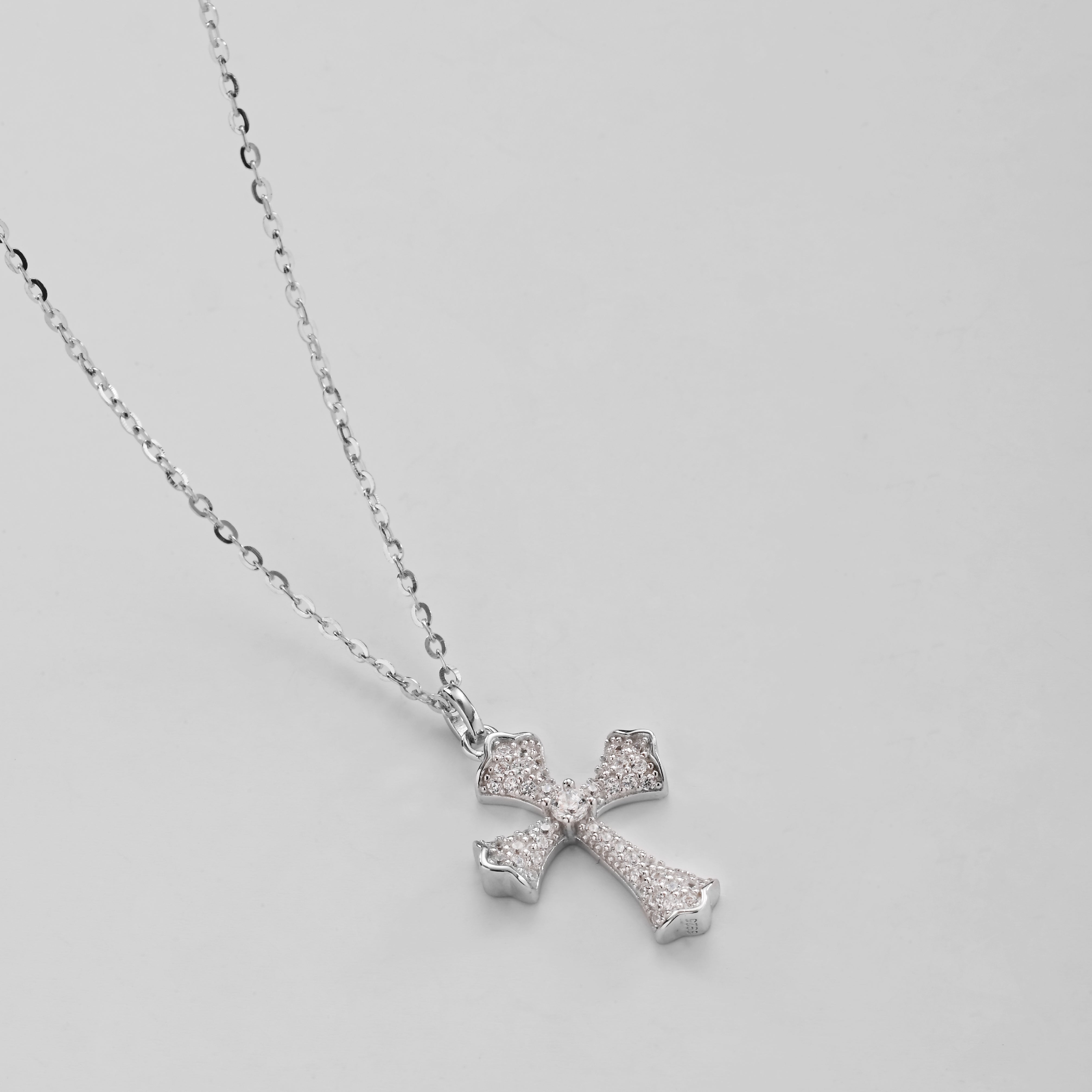 Collar con colgante de cruz de cristal