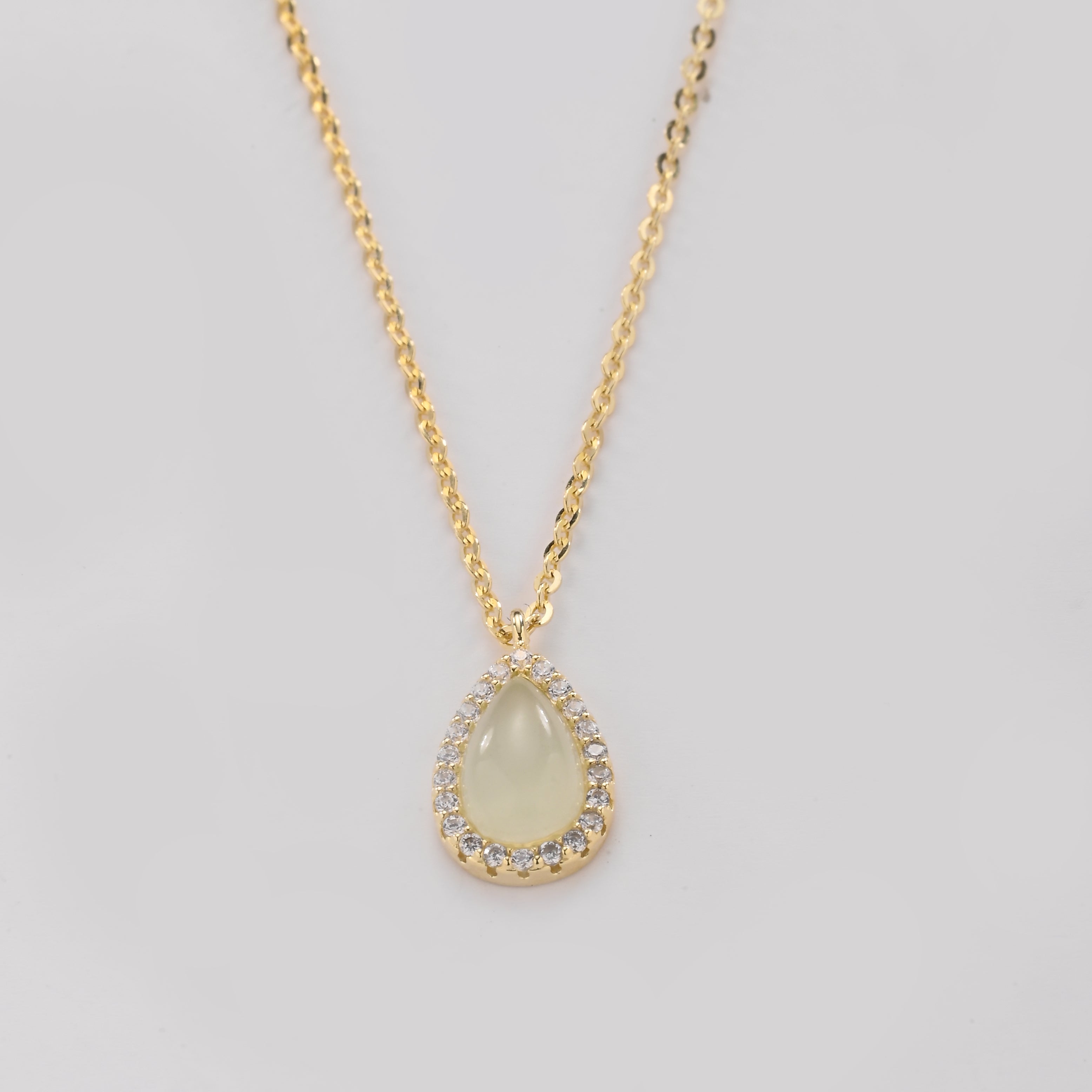 Collar con colgante de lágrima de ópalo