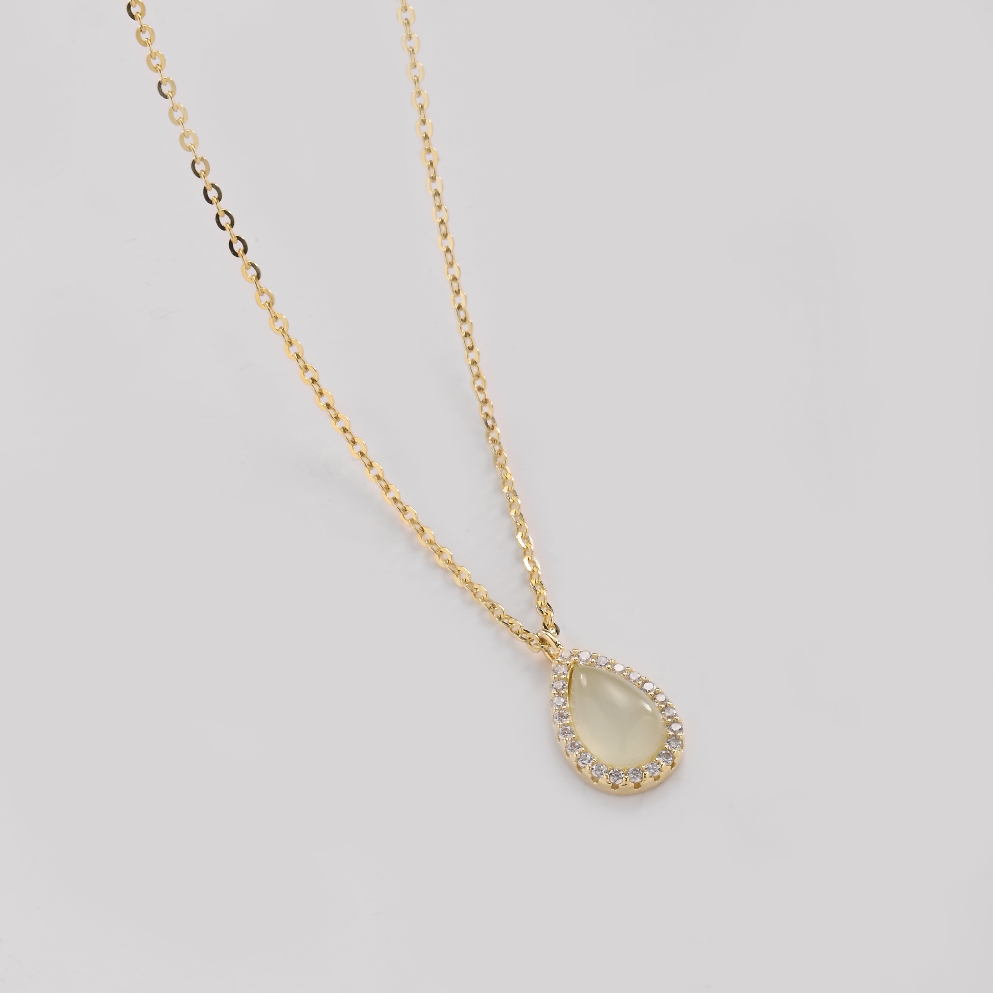 Collar con colgante de lágrima de ópalo