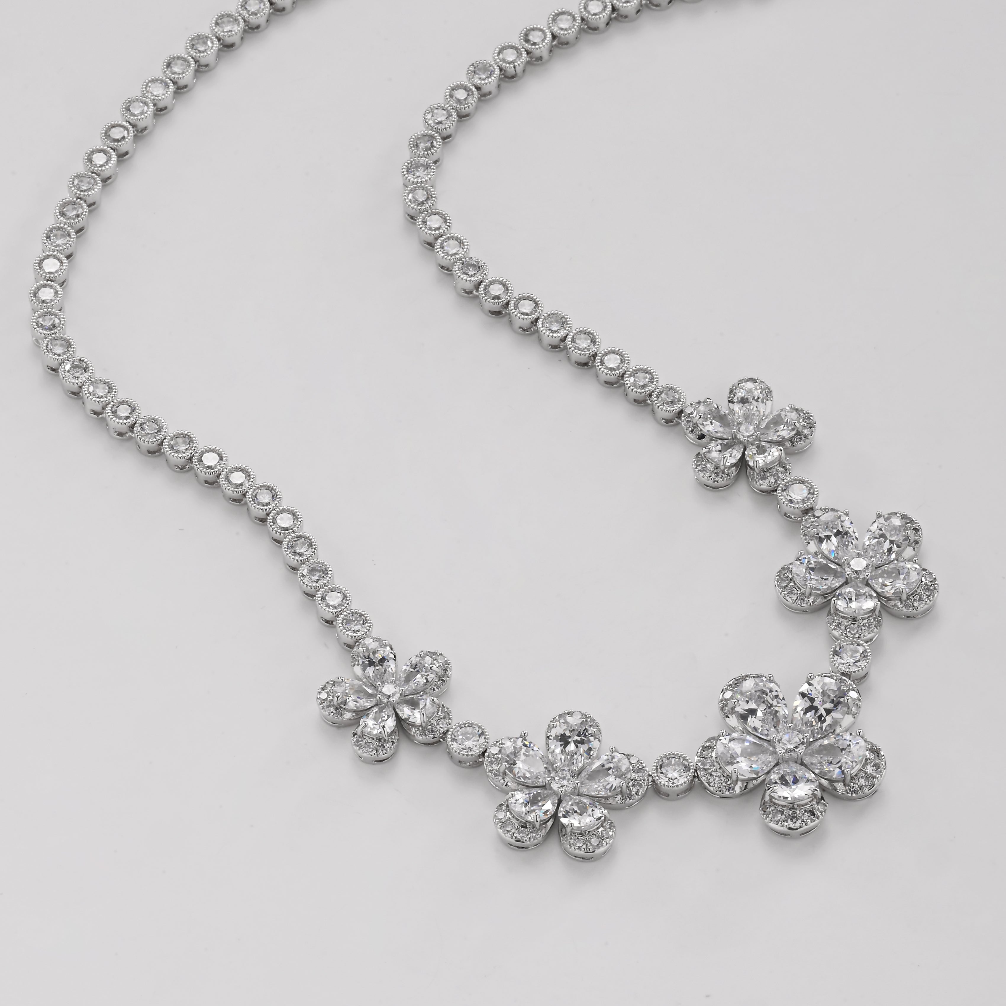 Collar con ramo de flores de cristal