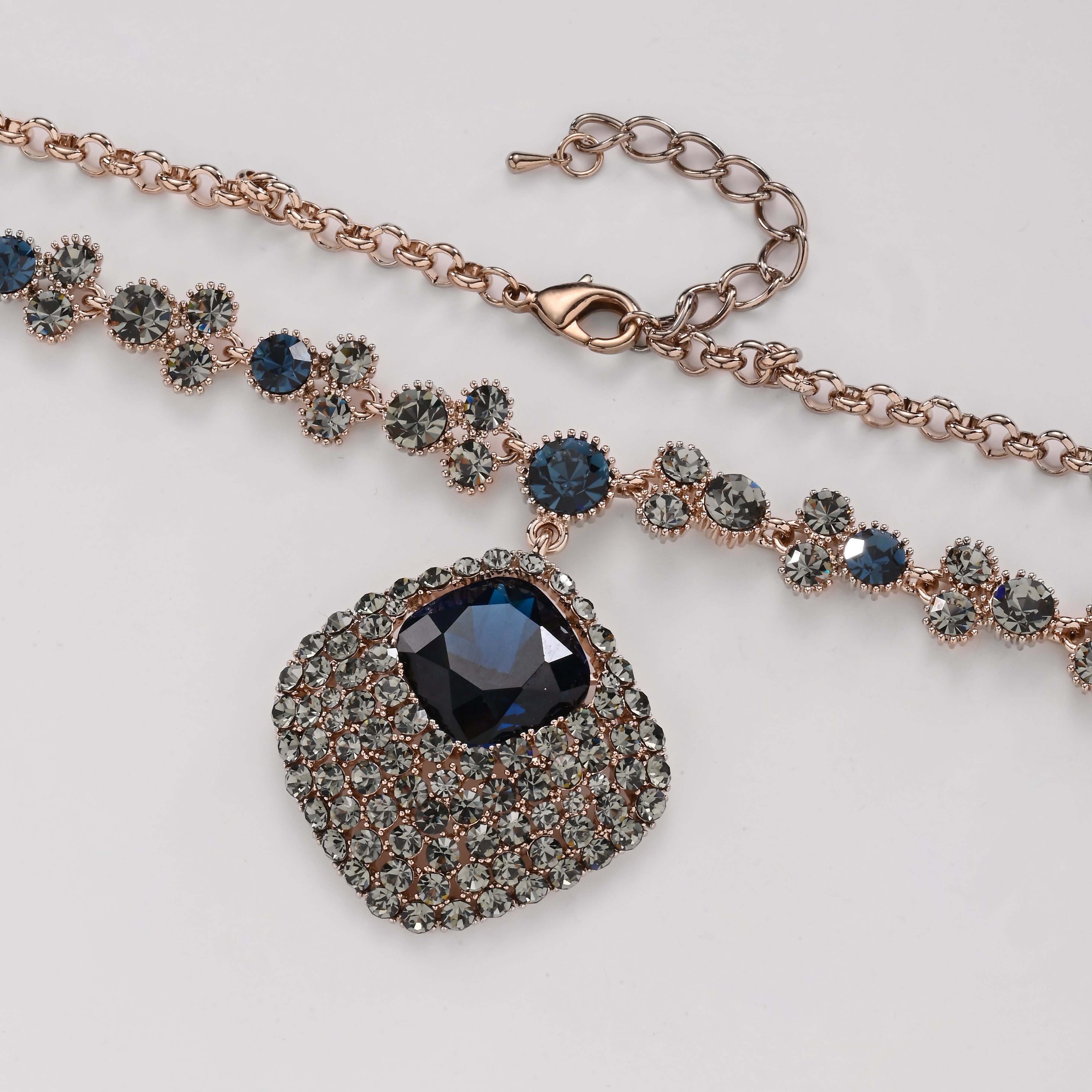 Collar llamativo de cristal azul real