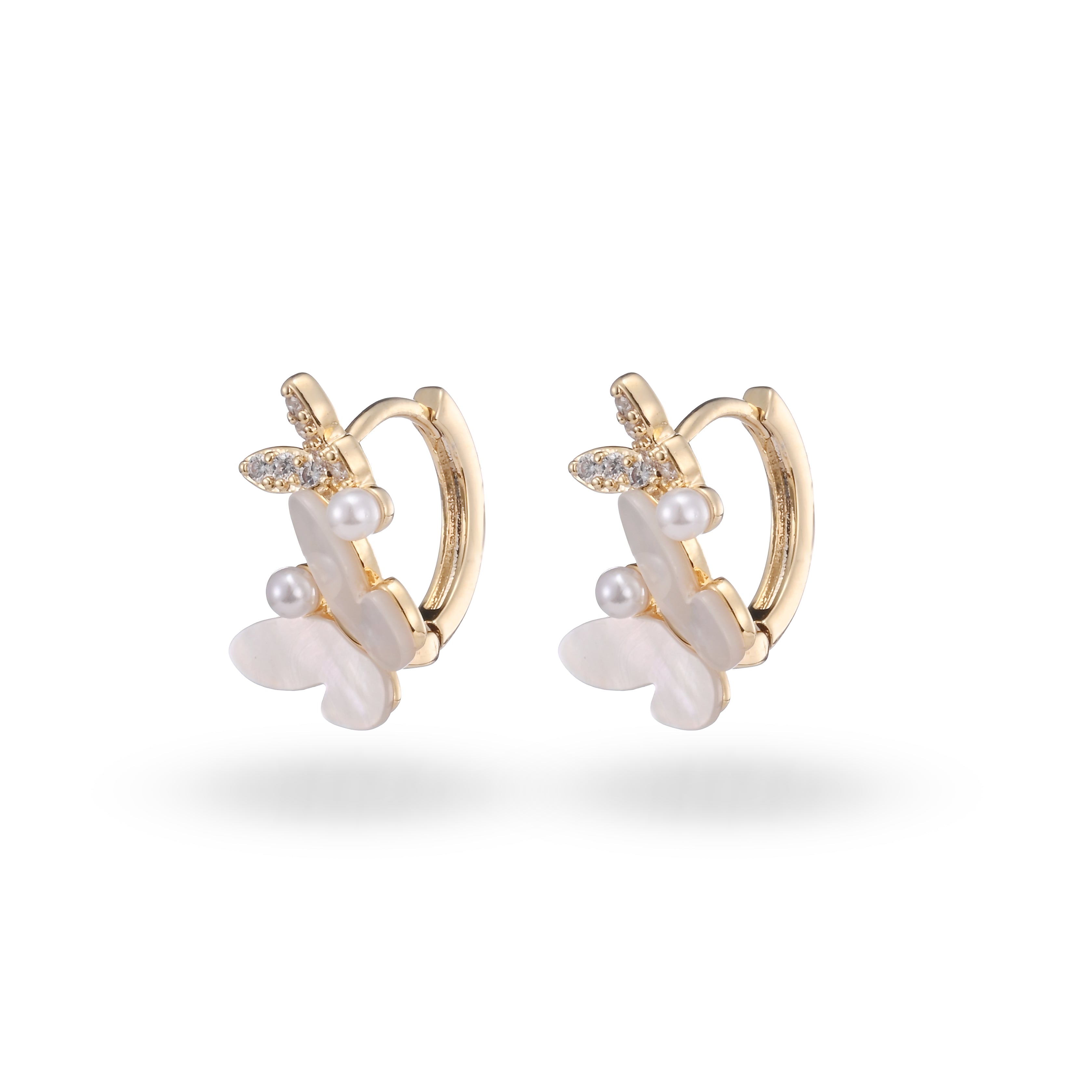 Pendientes Huggie con perla y mariposa