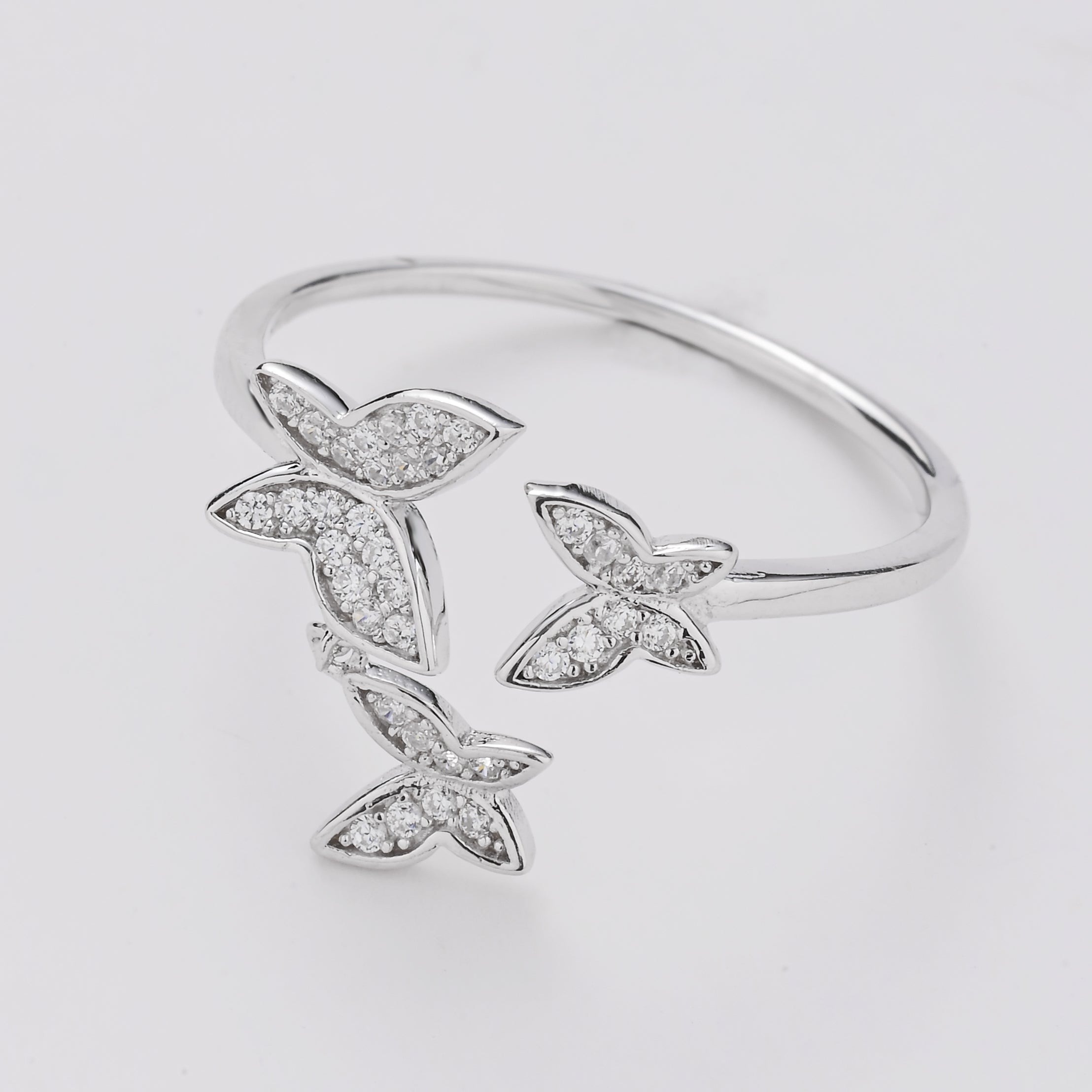 Anillo de trío de mariposas flotantes