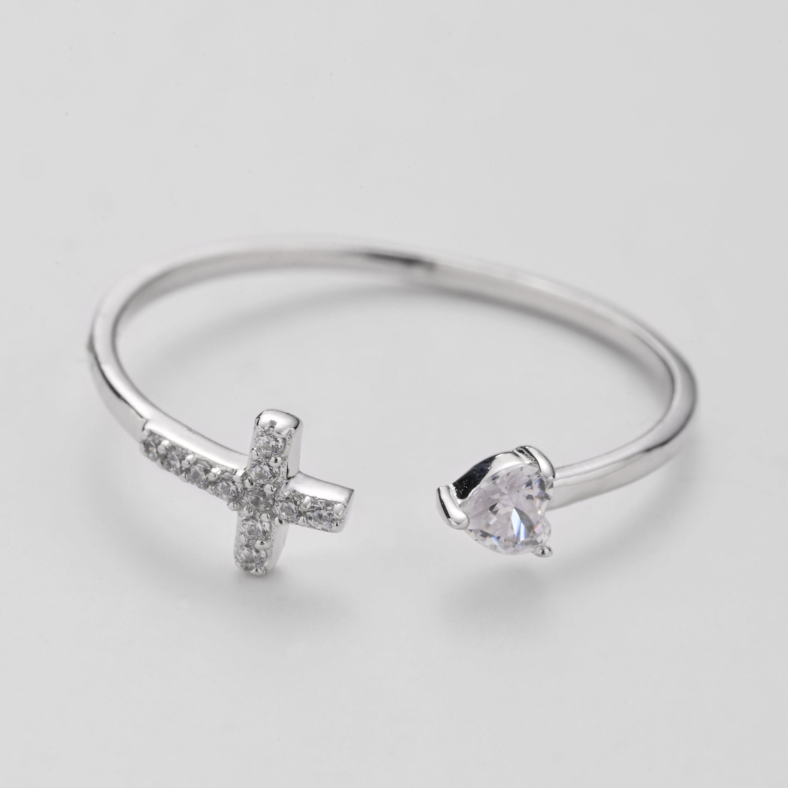 Anillo de cruz abierta de amor divino