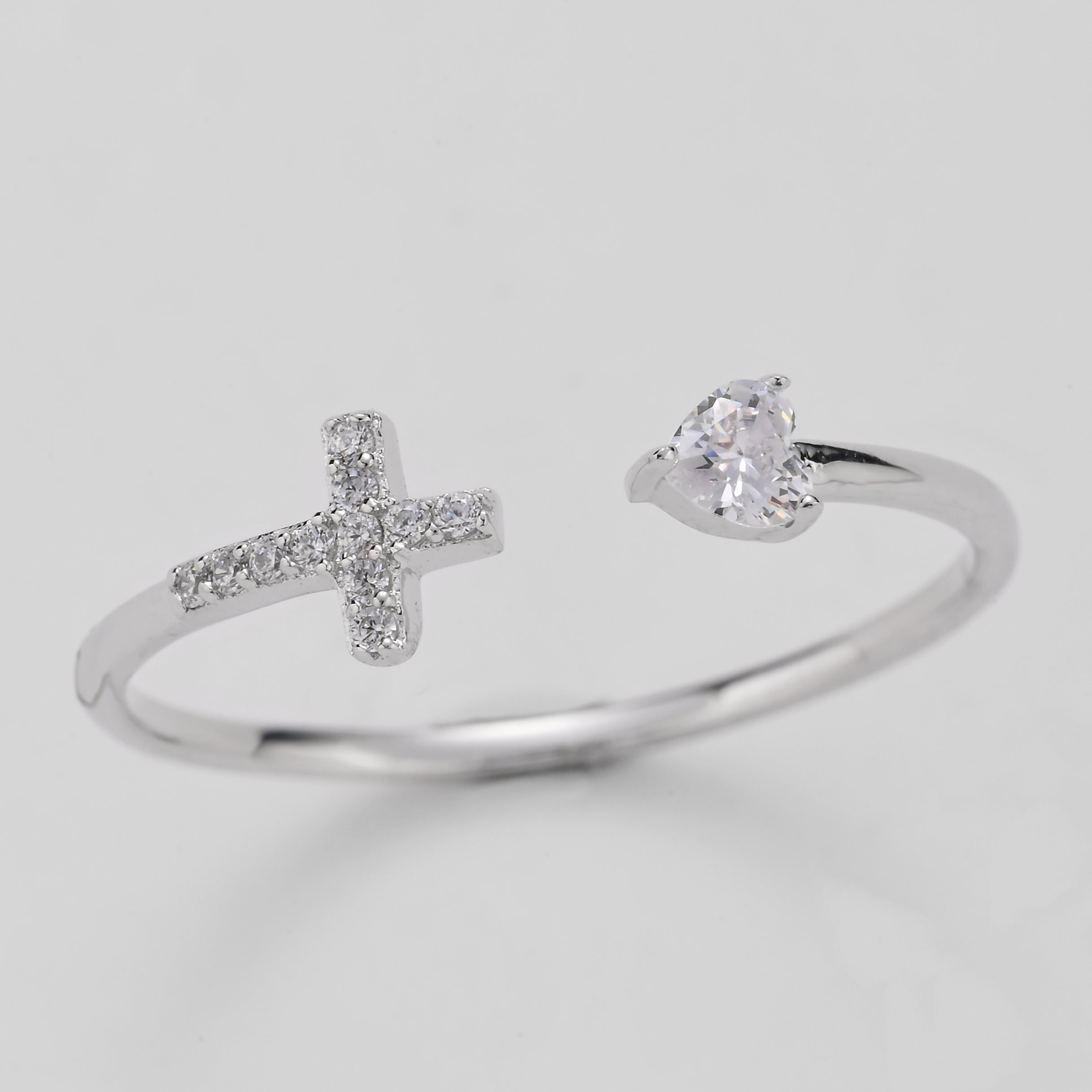 Anillo de cruz abierta de amor divino