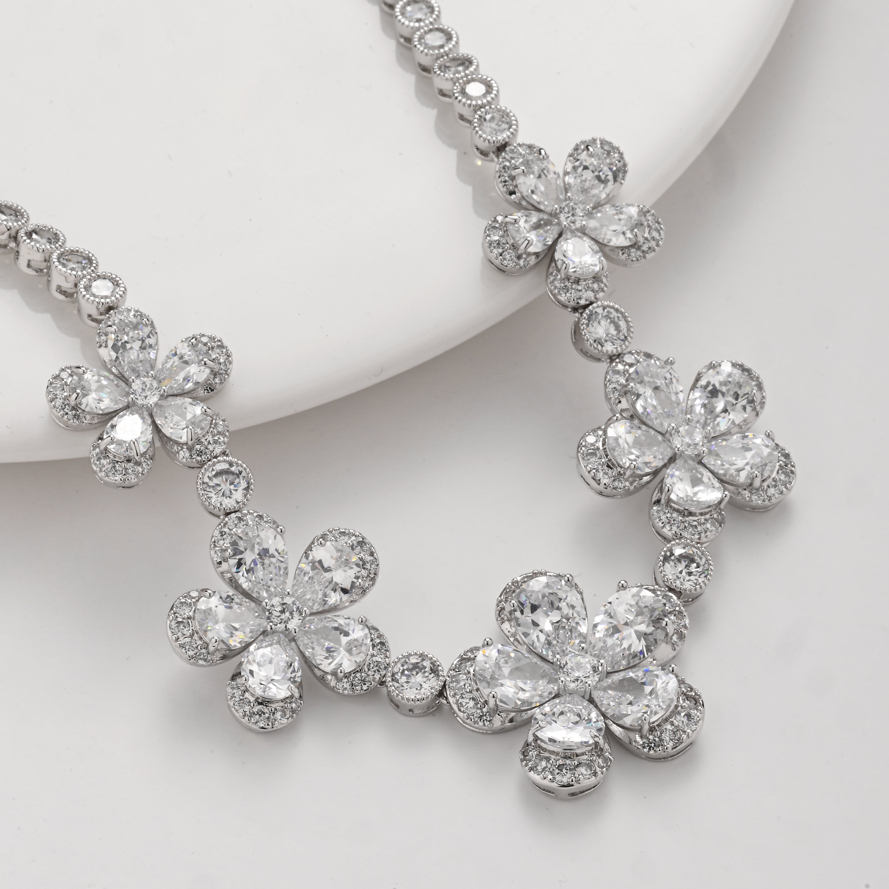 Collar con ramo de flores de cristal