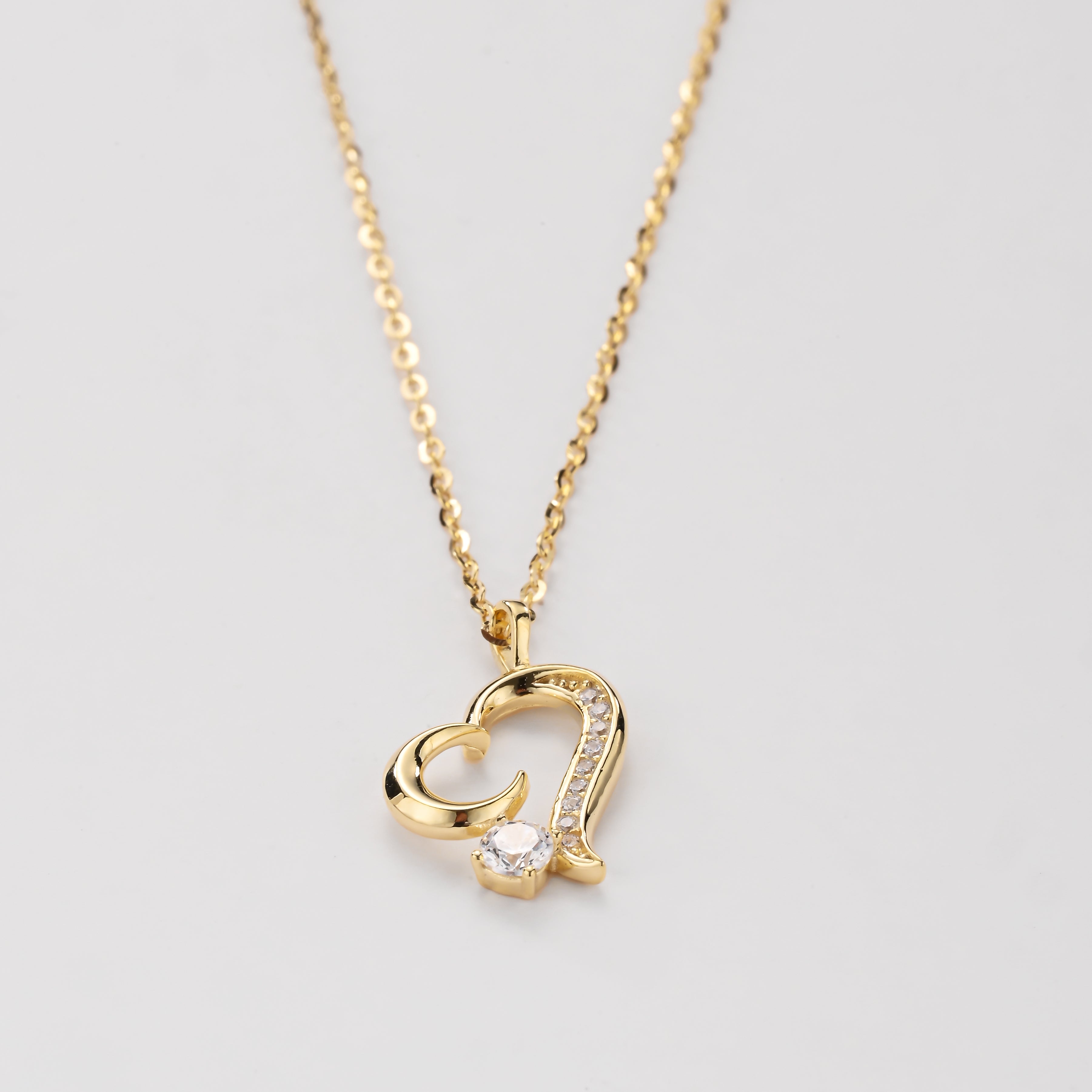 Collar de oro con corazón de cristal