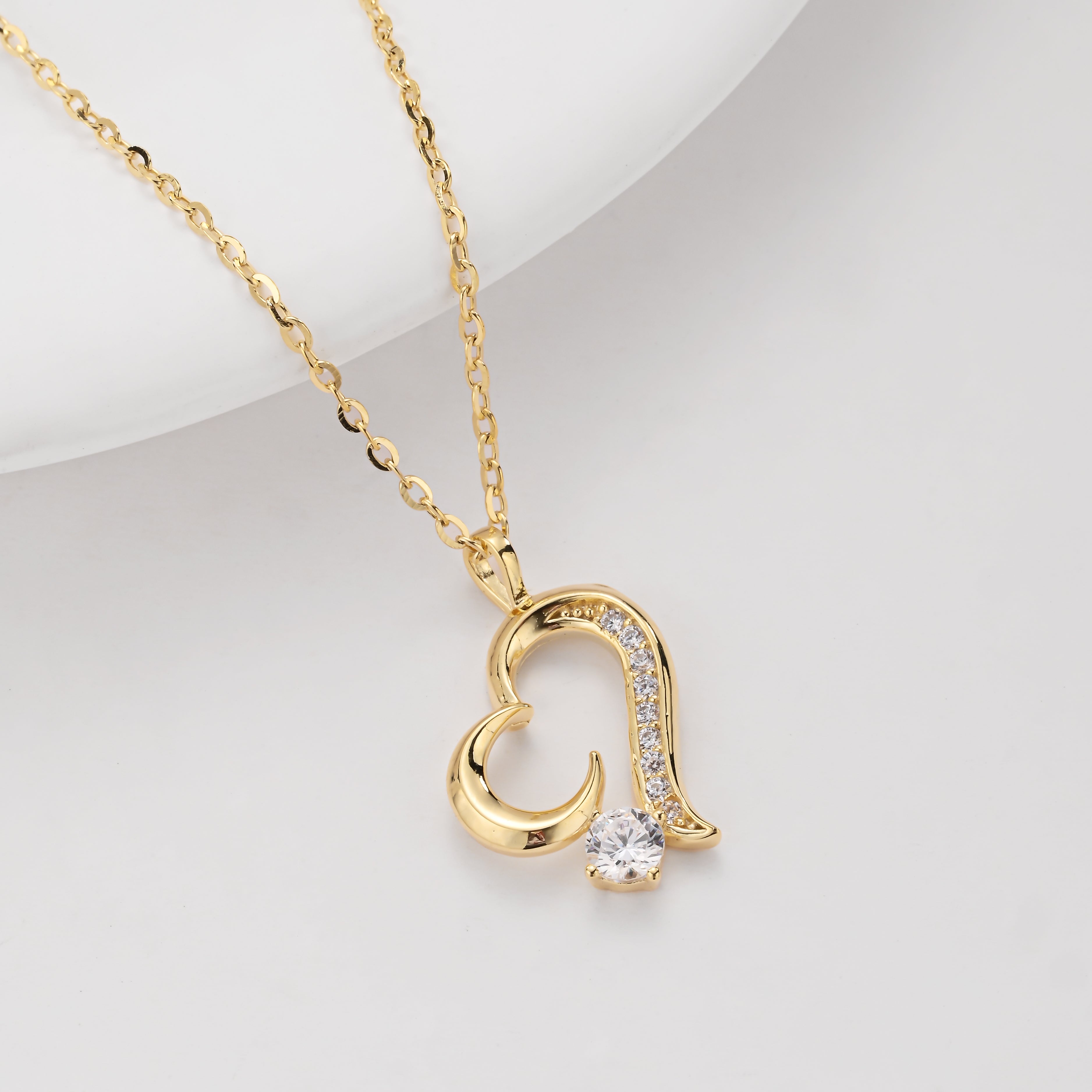 Collar de oro con corazón de cristal