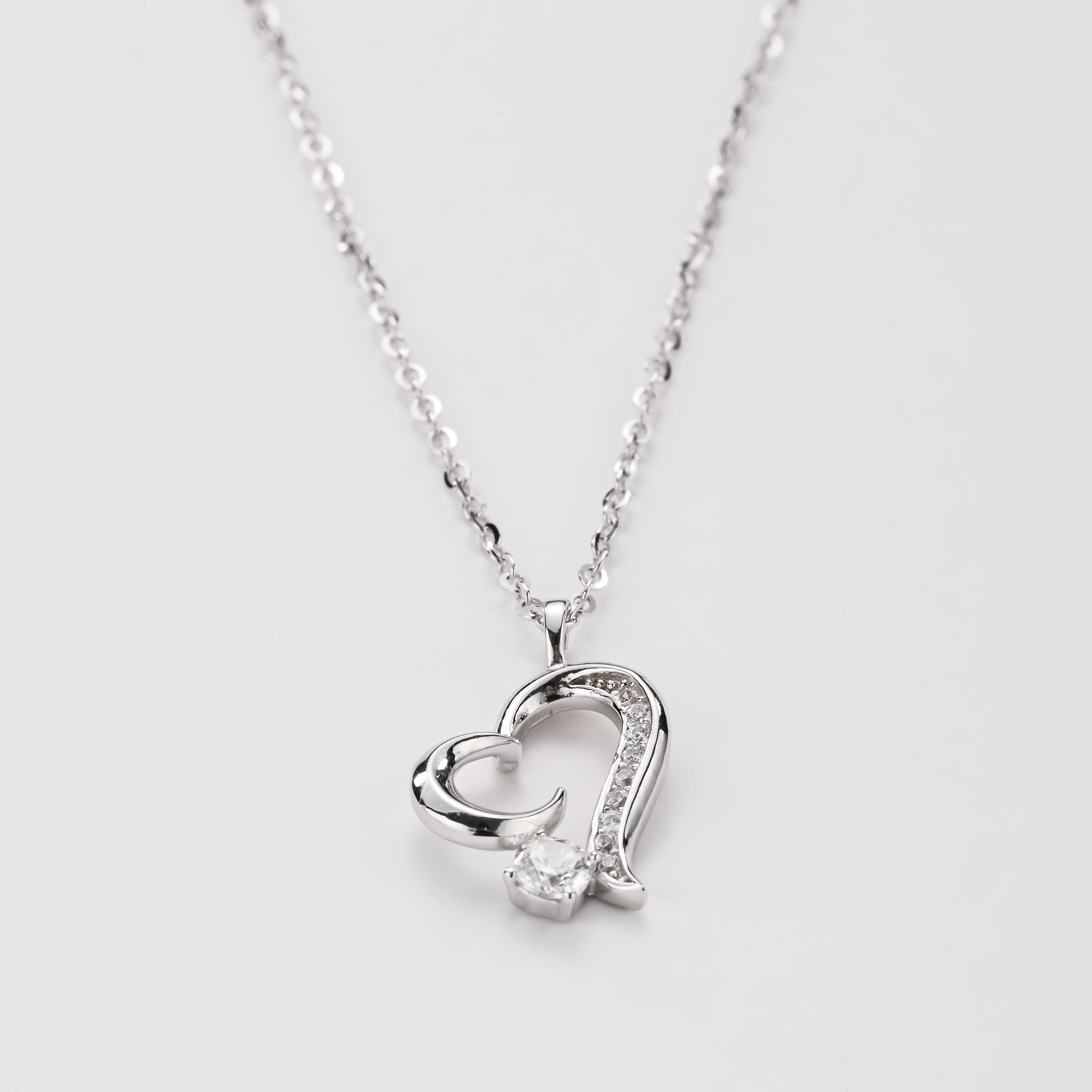 Collar de oro con corazón de cristal