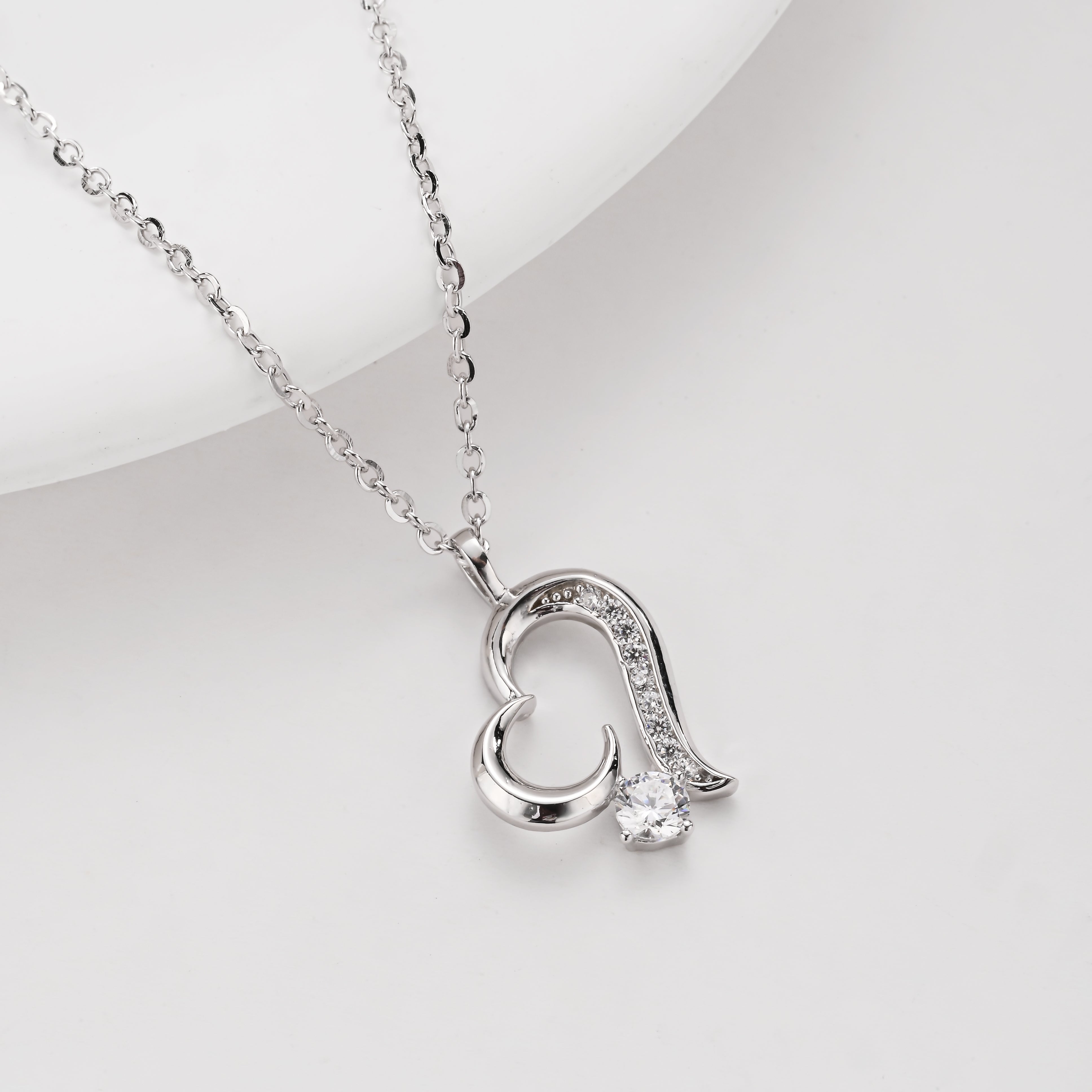 Collar de oro con corazón de cristal