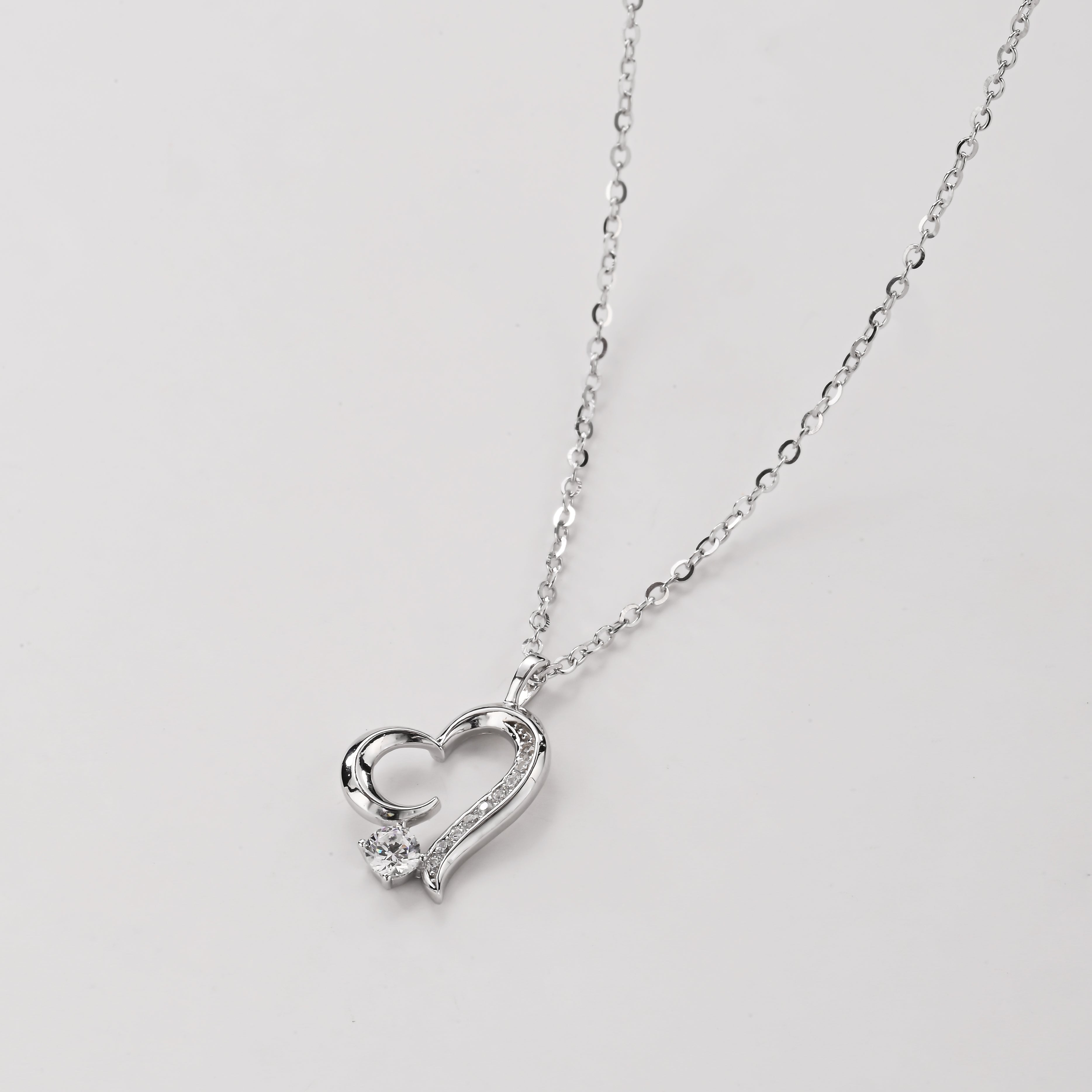 Collar de oro con corazón de cristal