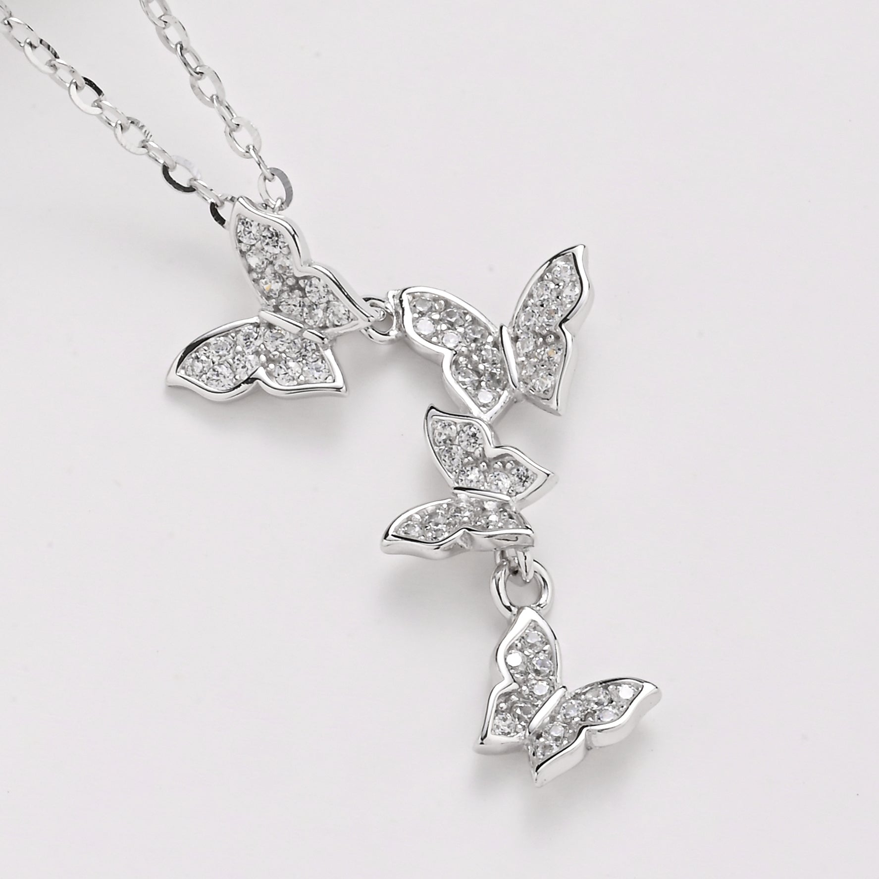 Collar en cascada de mariposas danzantes