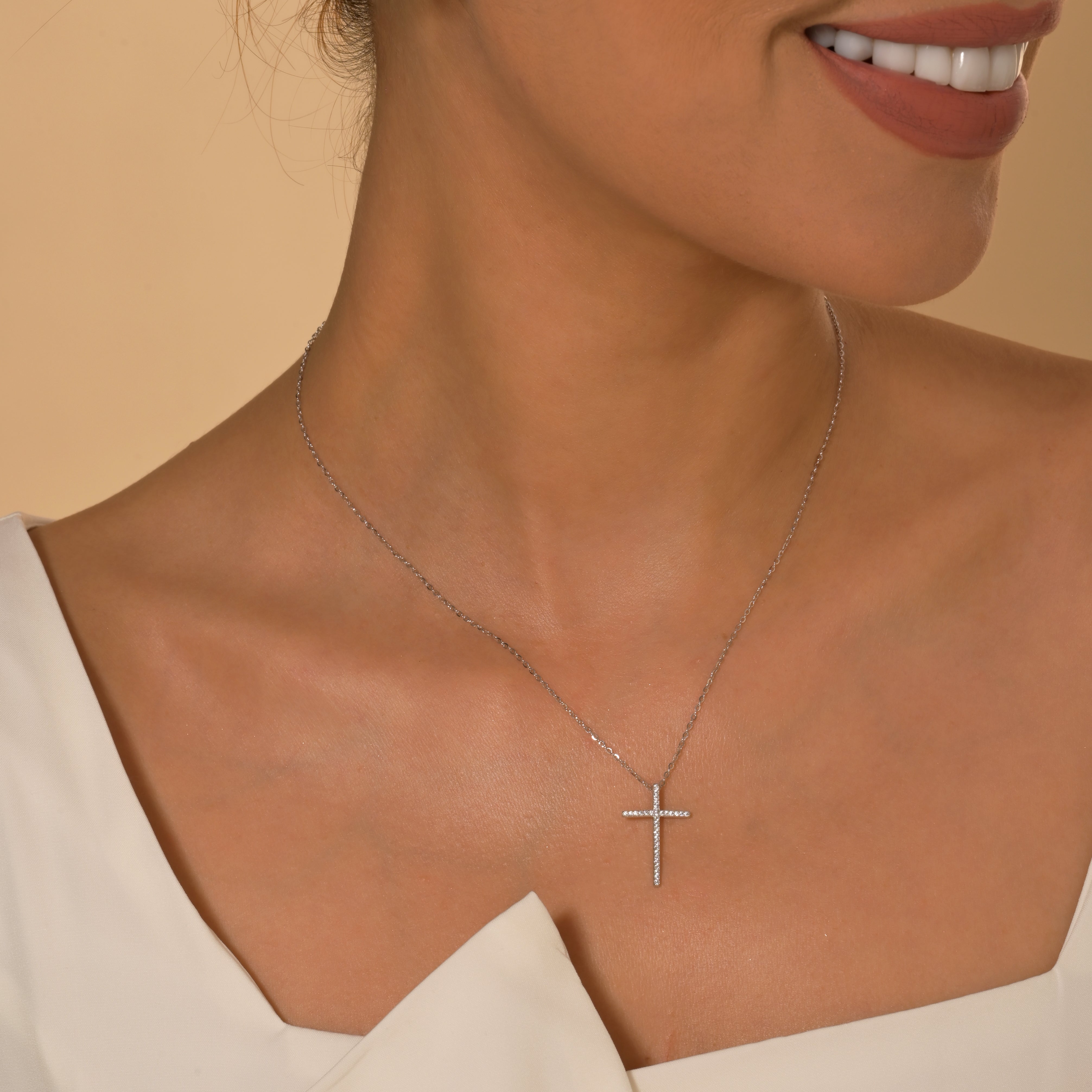 Collar con colgante de cruz de plata