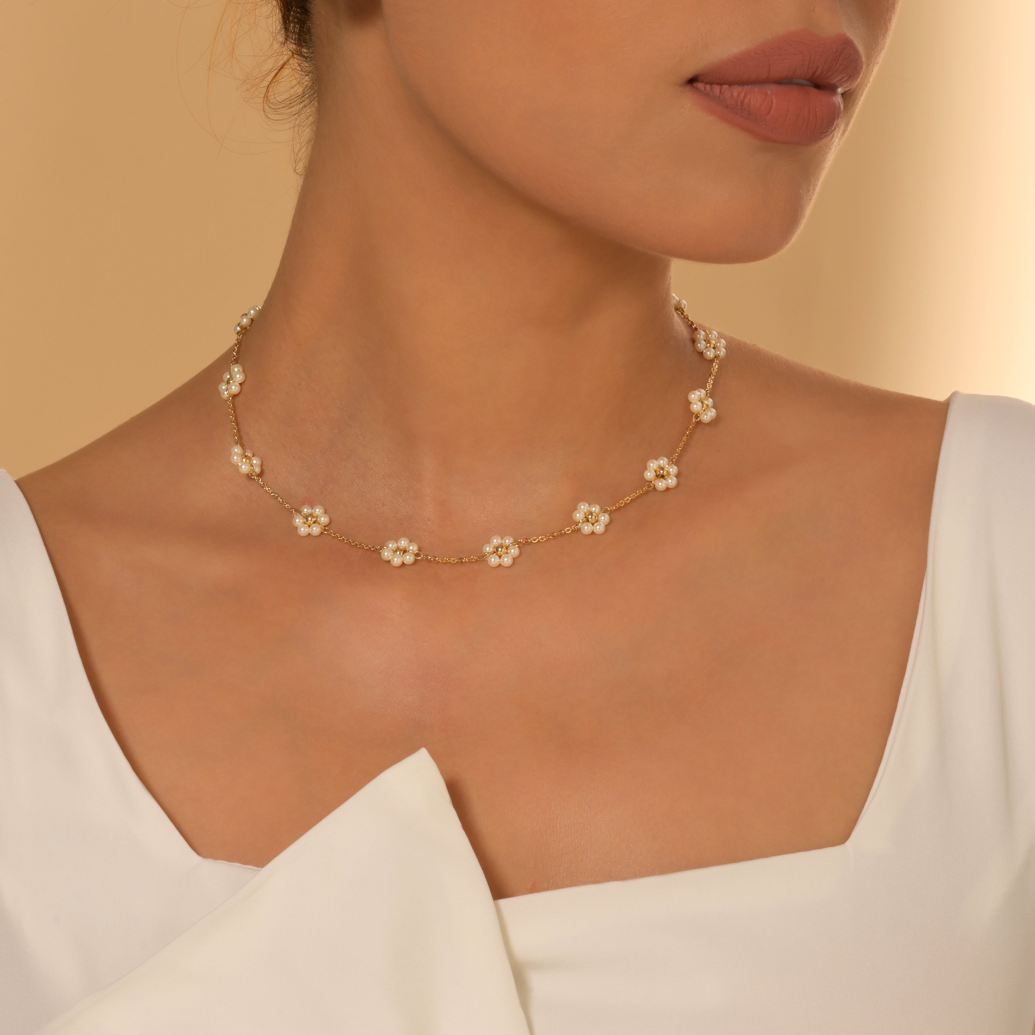 Collar de enredadera de perlas florales