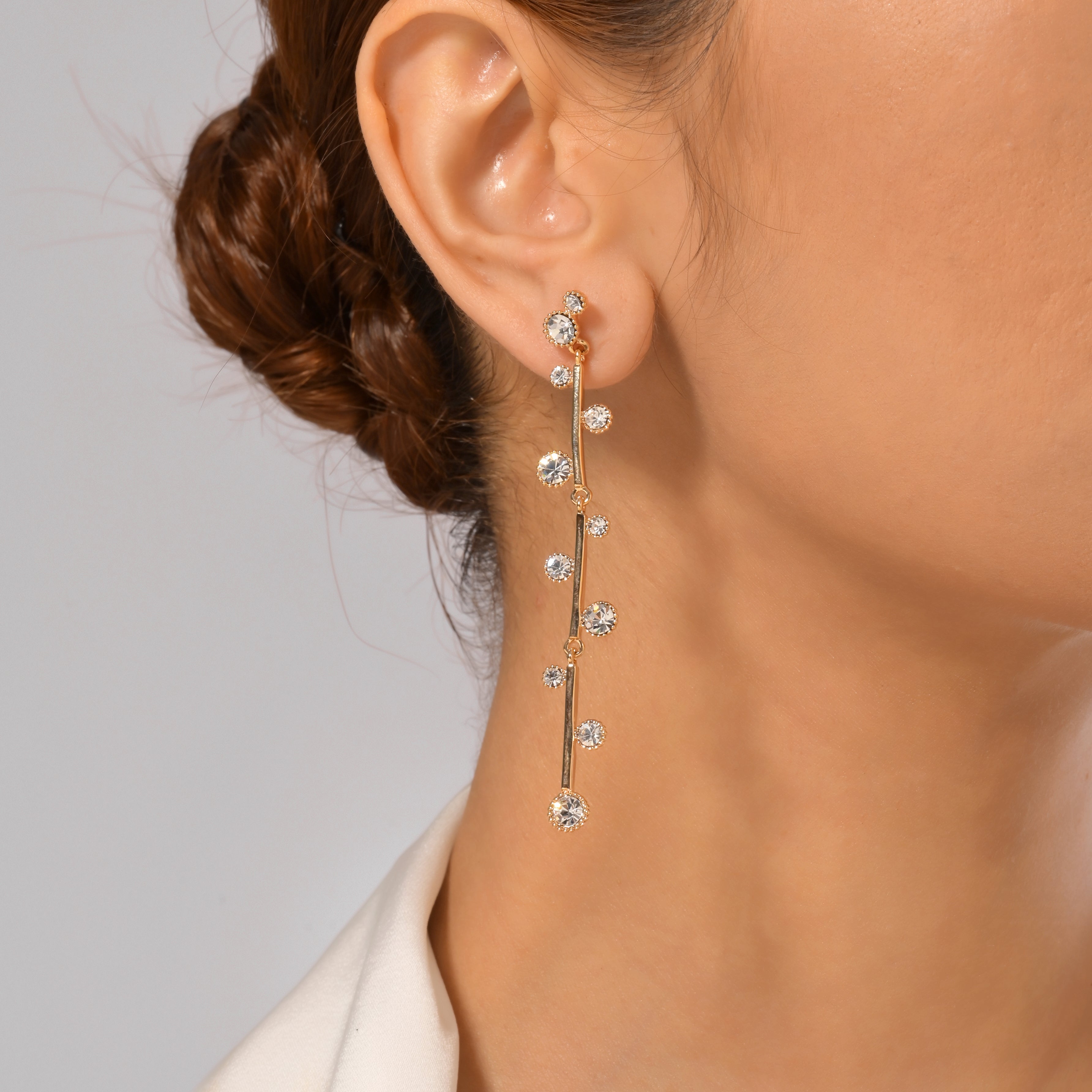 Elegantes pendientes colgantes de cristal dorado