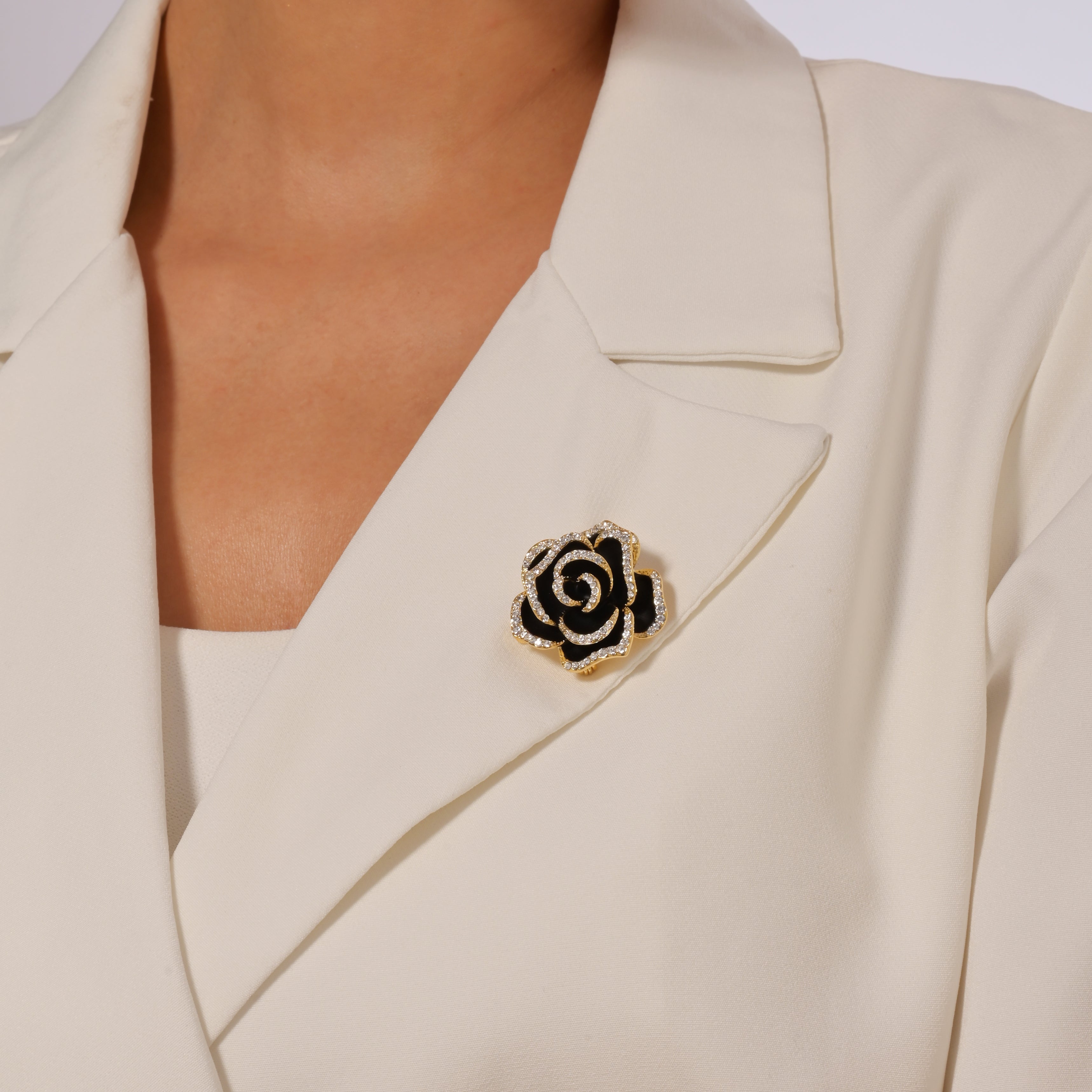 Broche pavé de rosa negra