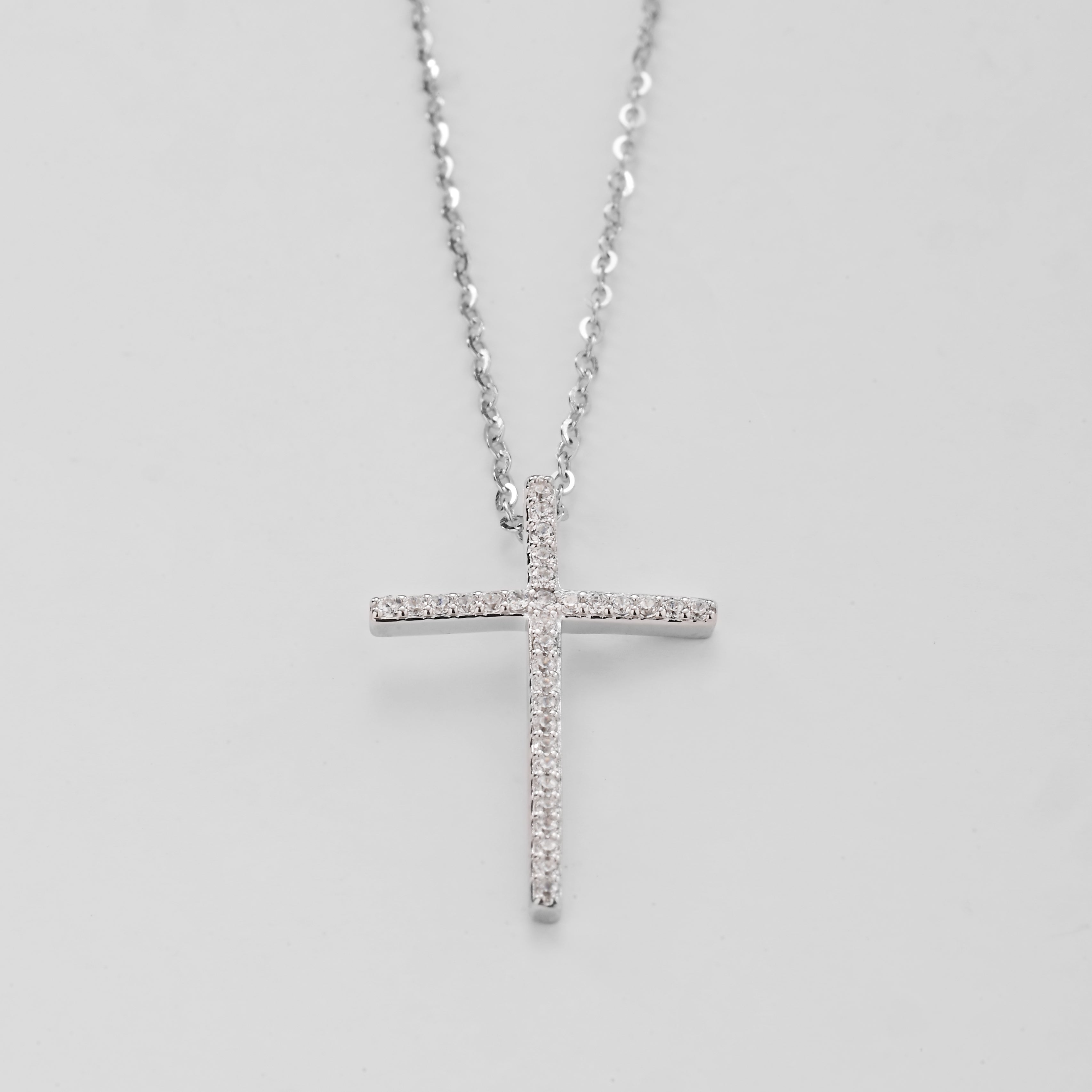 Collar con colgante de cruz de plata