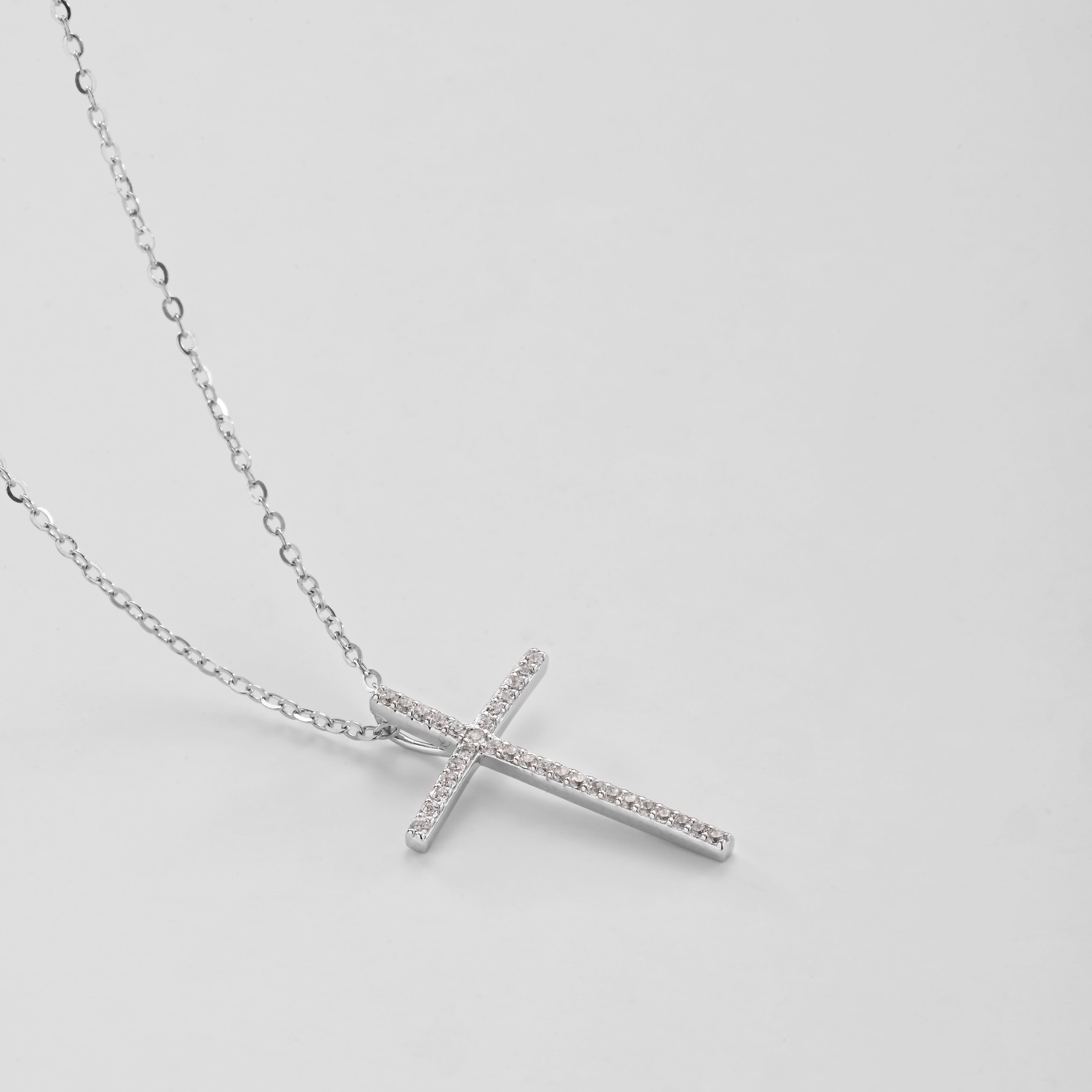 Collar con colgante de cruz de plata