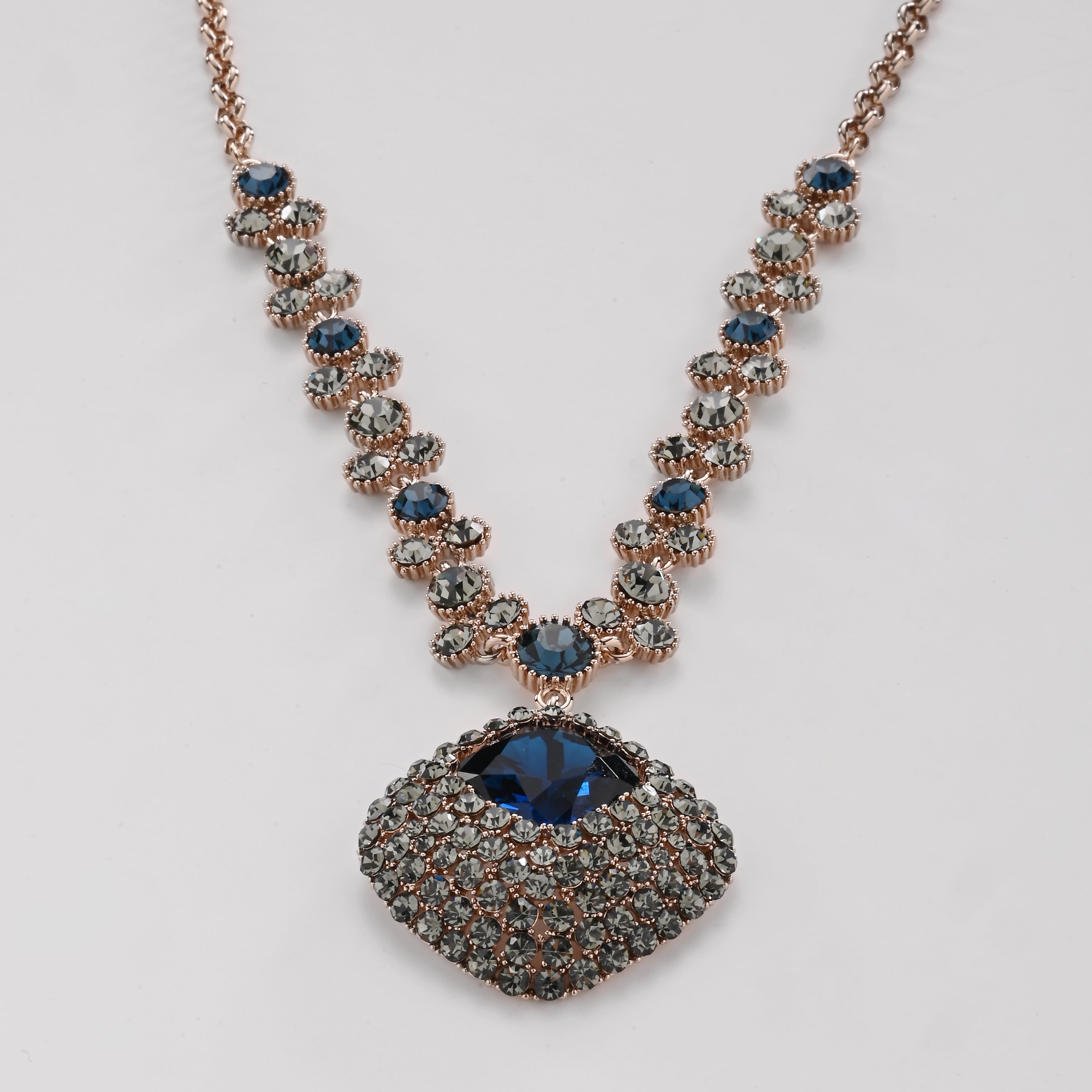 Collar llamativo de cristal azul real