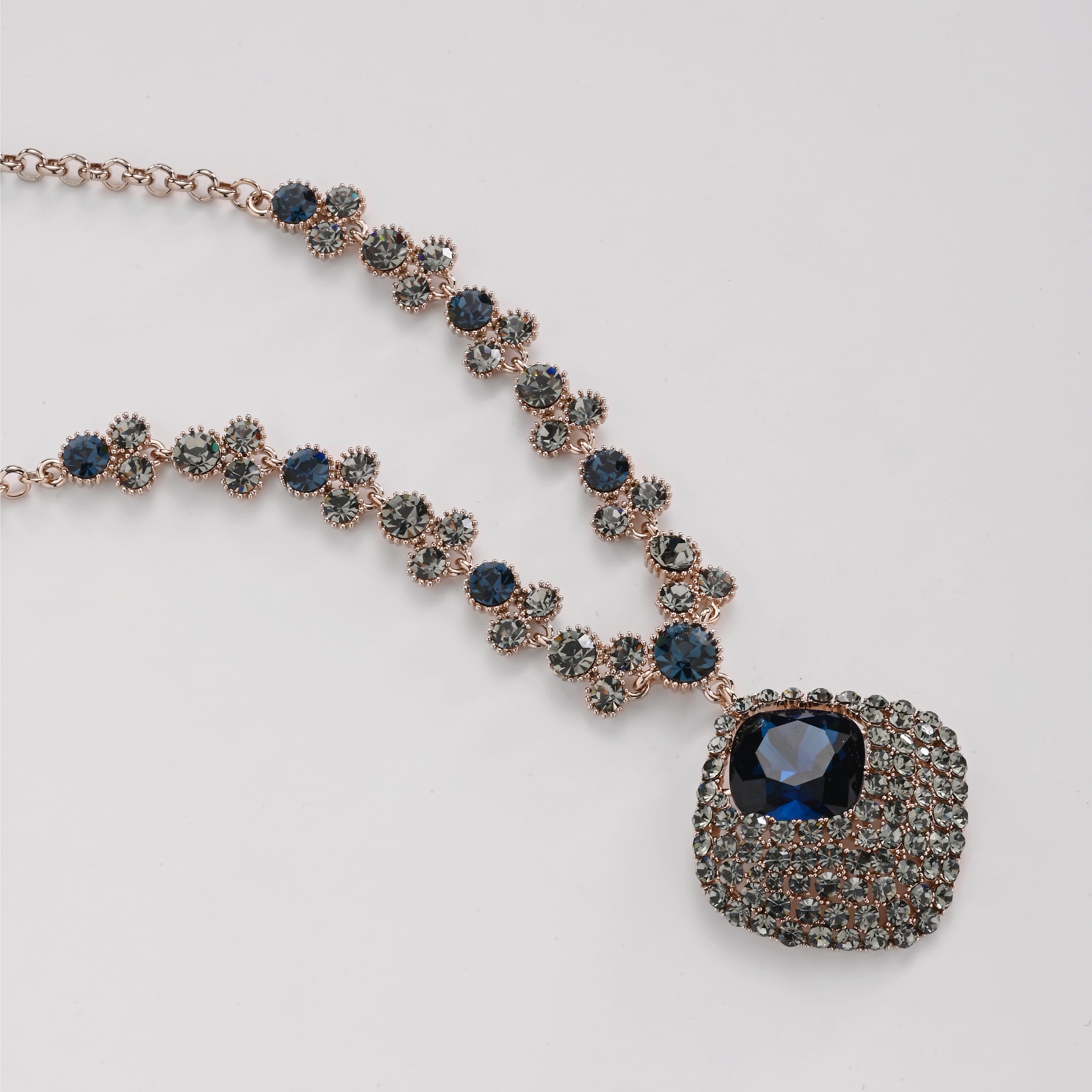 Collar llamativo de cristal azul real