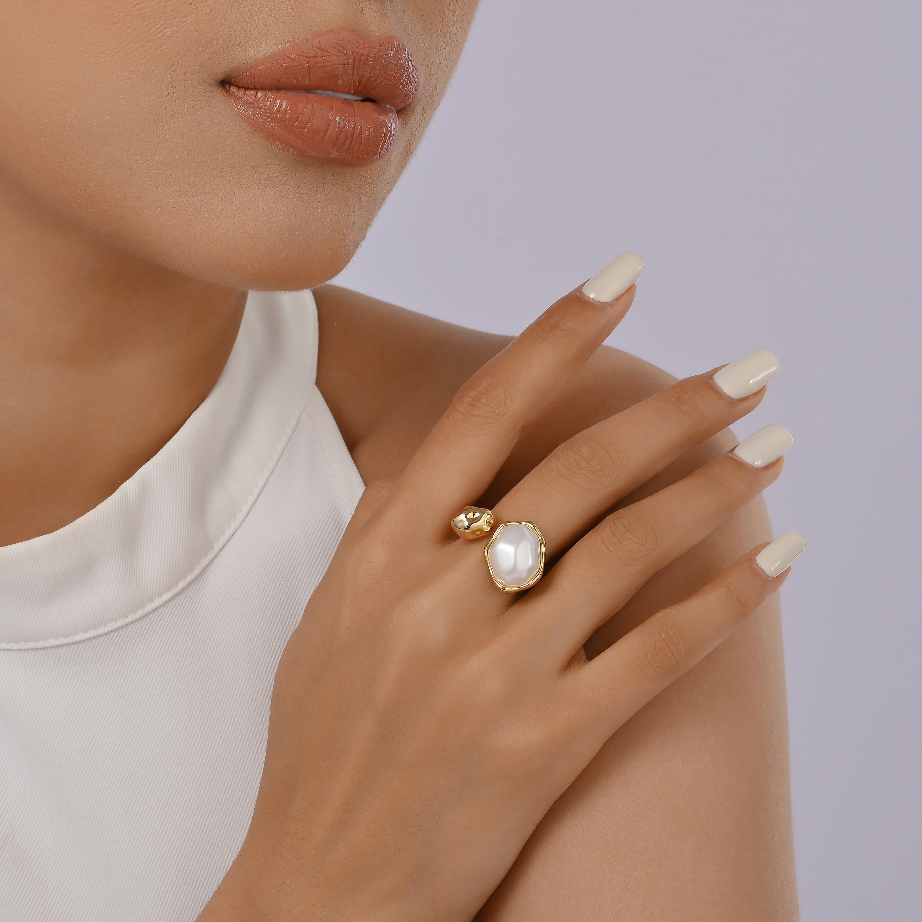 Anillo llamativo de oro y luz de luna