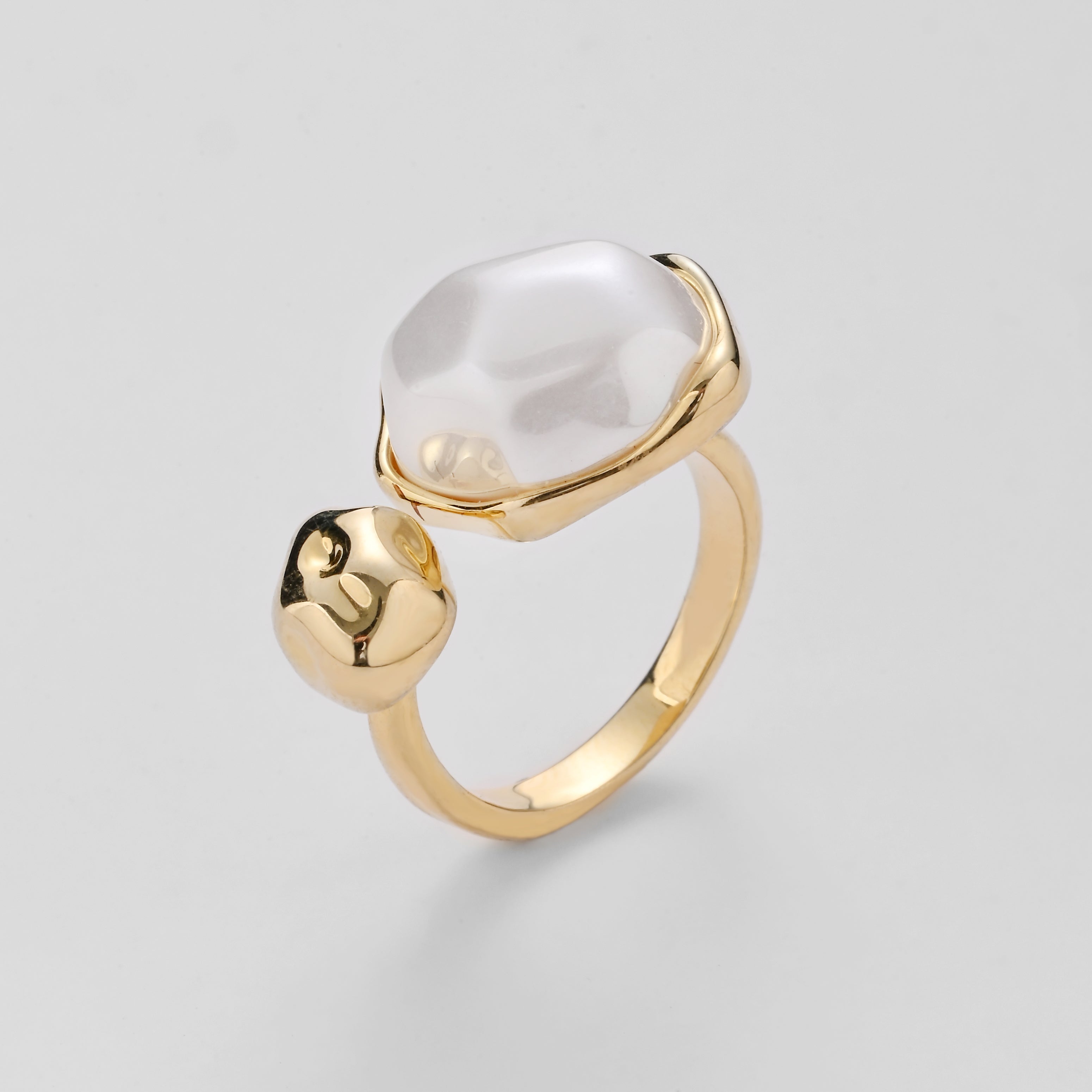 Anillo llamativo de oro y luz de luna
