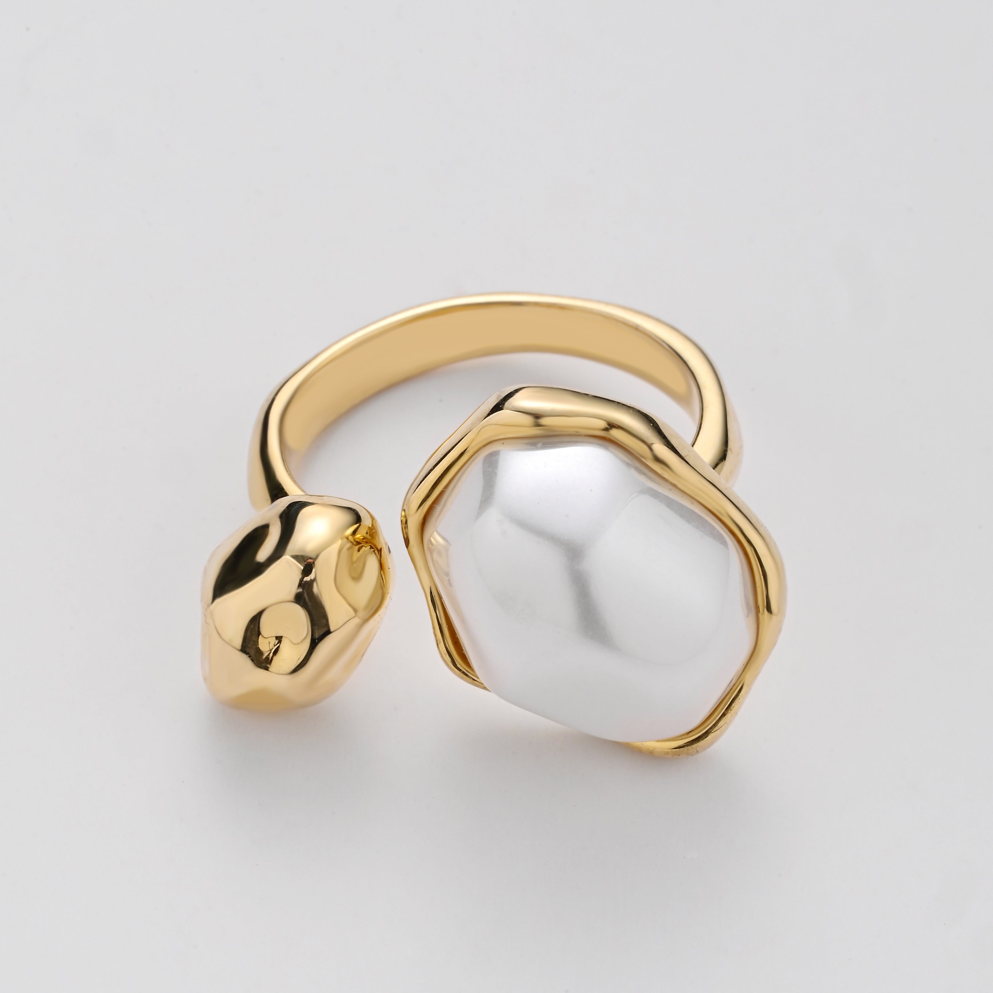 Anillo llamativo de oro y luz de luna
