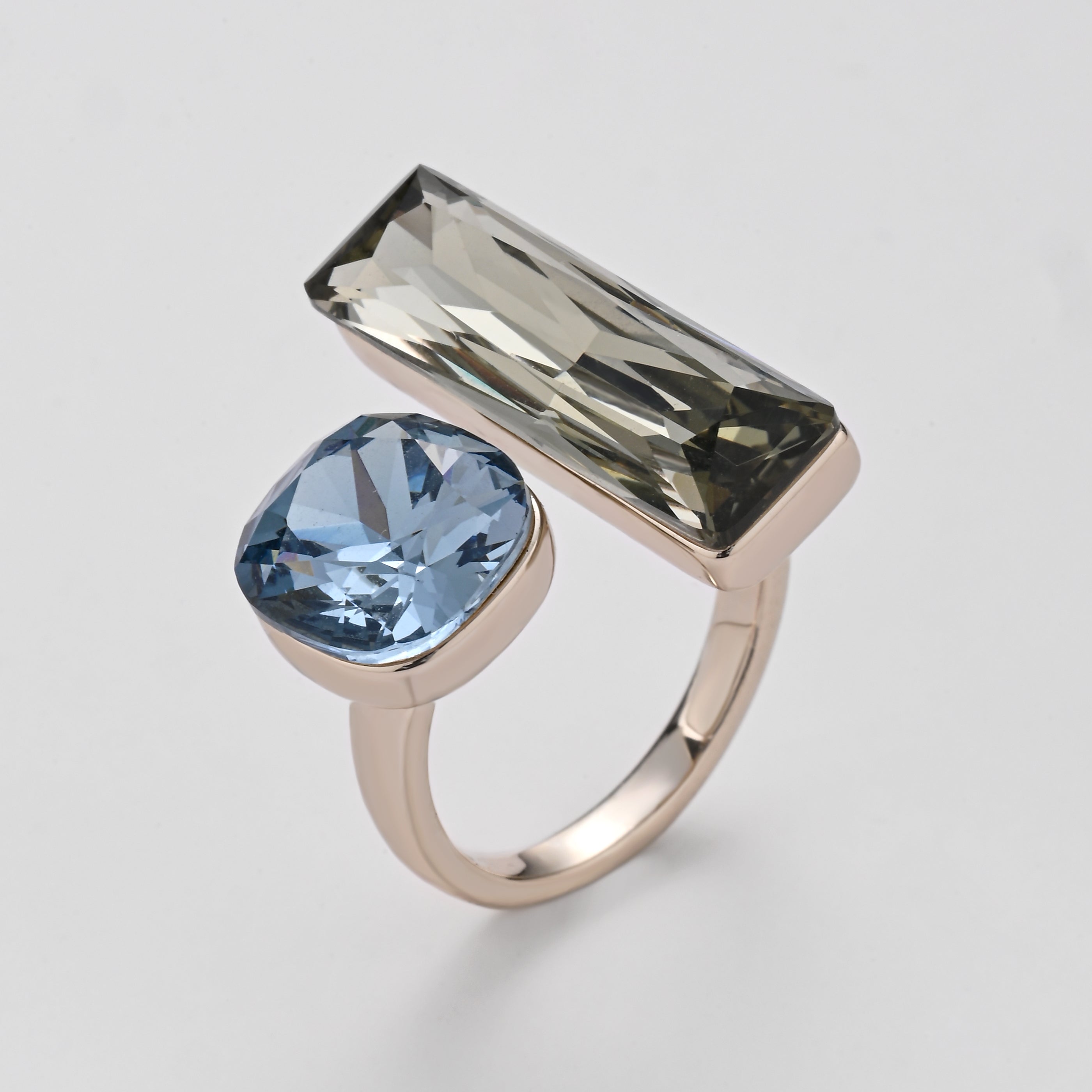 Anillo llamativo con doble Swarovski