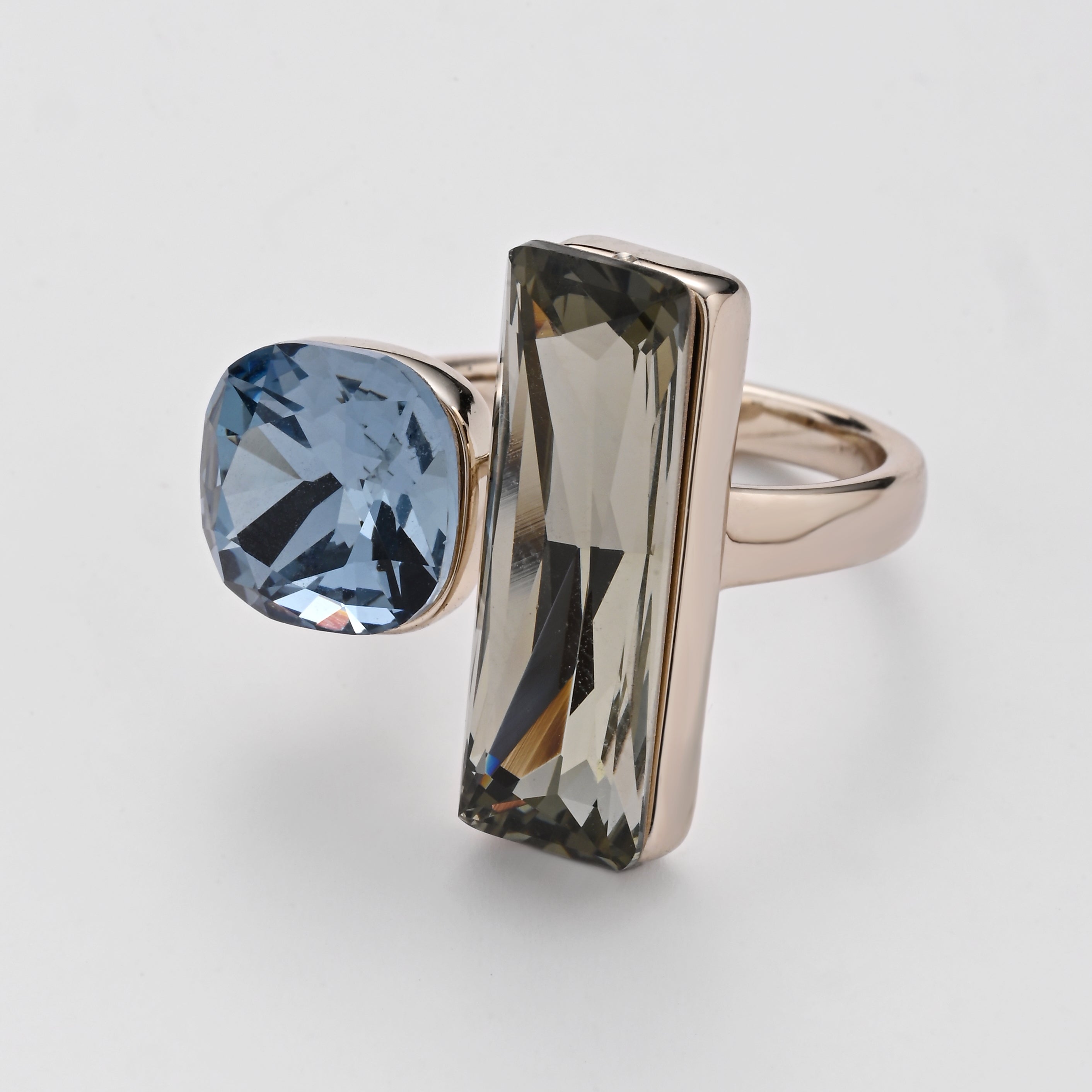 Anillo llamativo con doble Swarovski