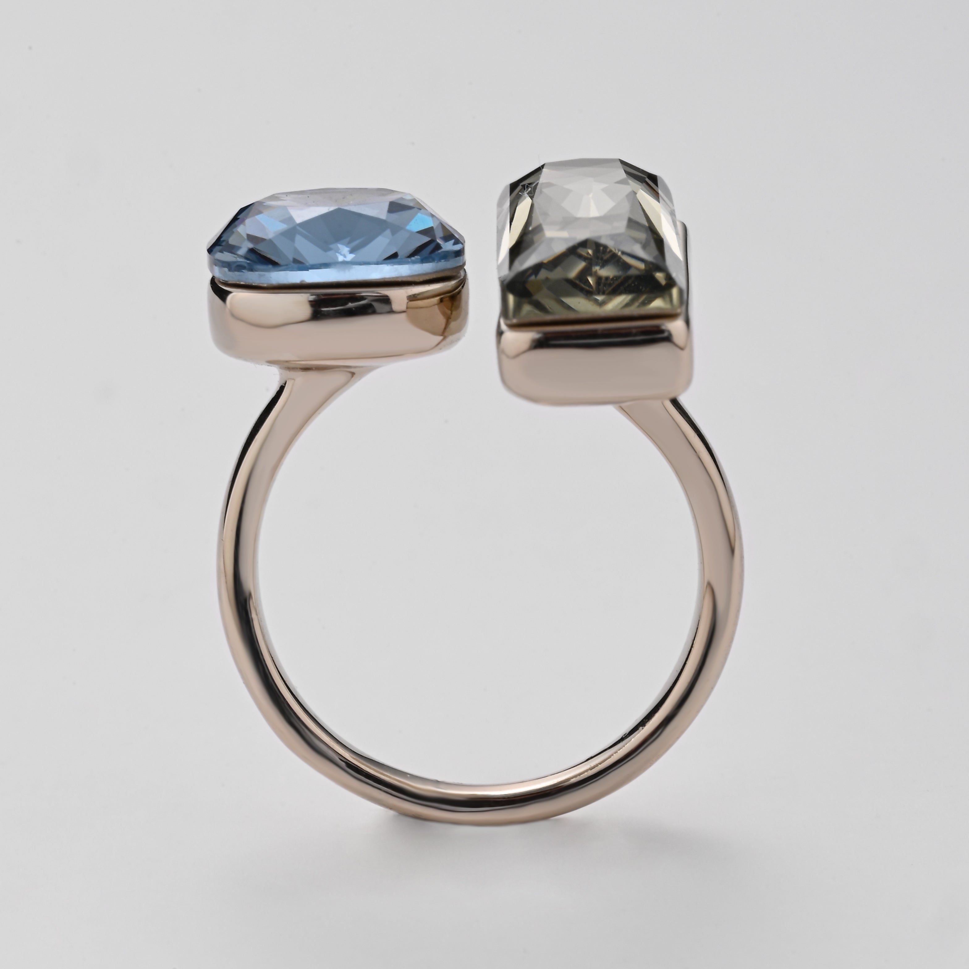 Anillo llamativo con doble Swarovski