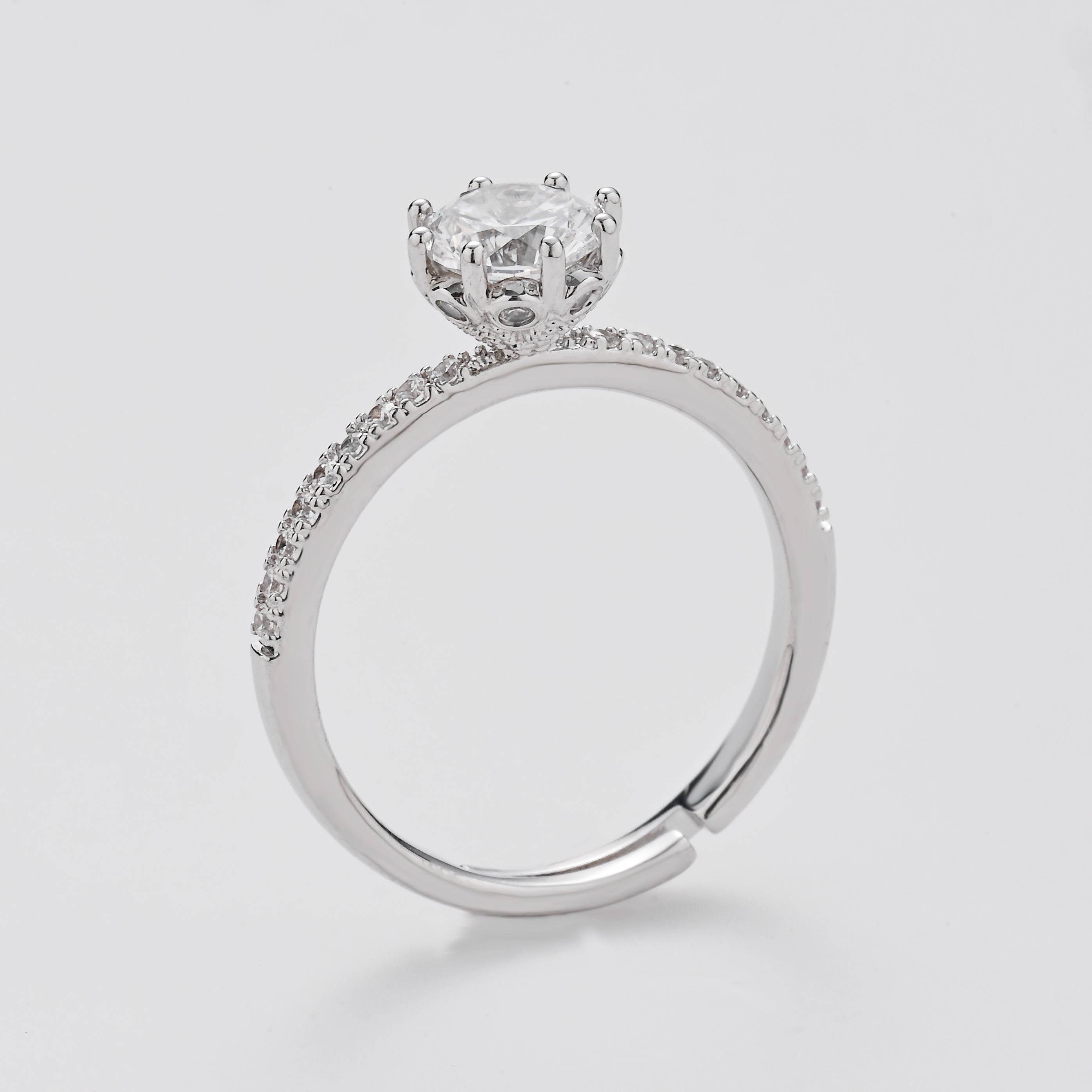 Anillo solitario de plata brillante