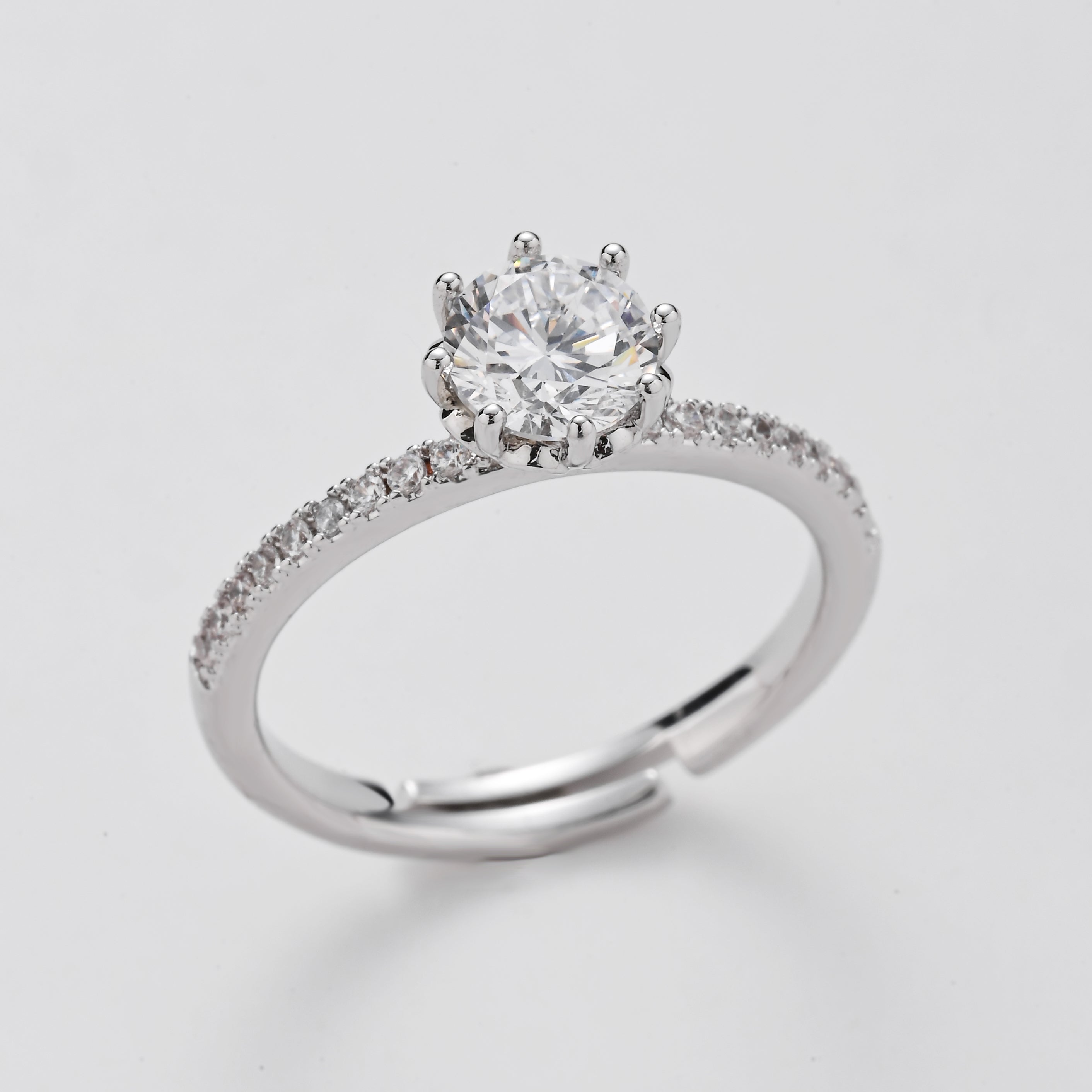 Anillo solitario de plata brillante