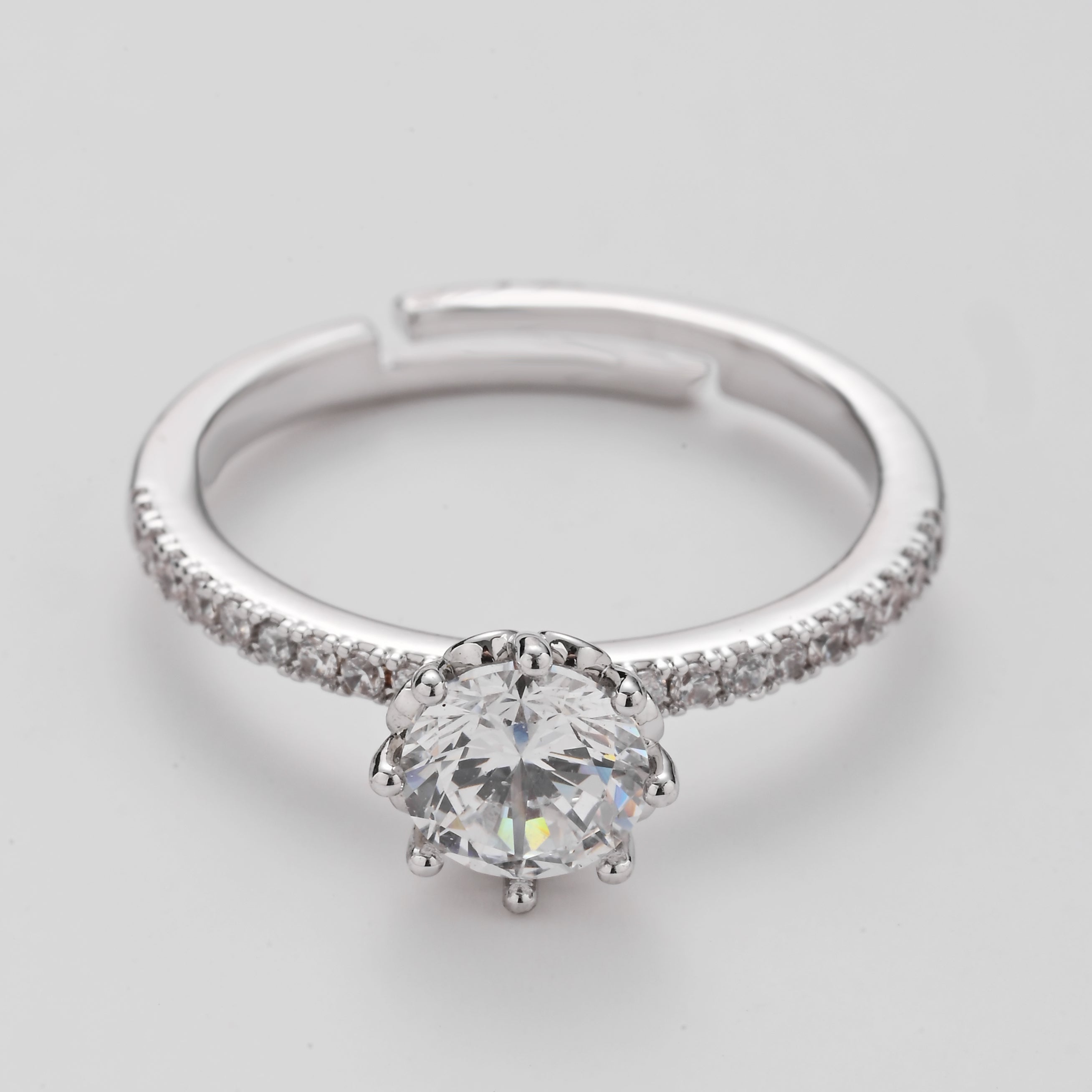 Anillo solitario de plata brillante
