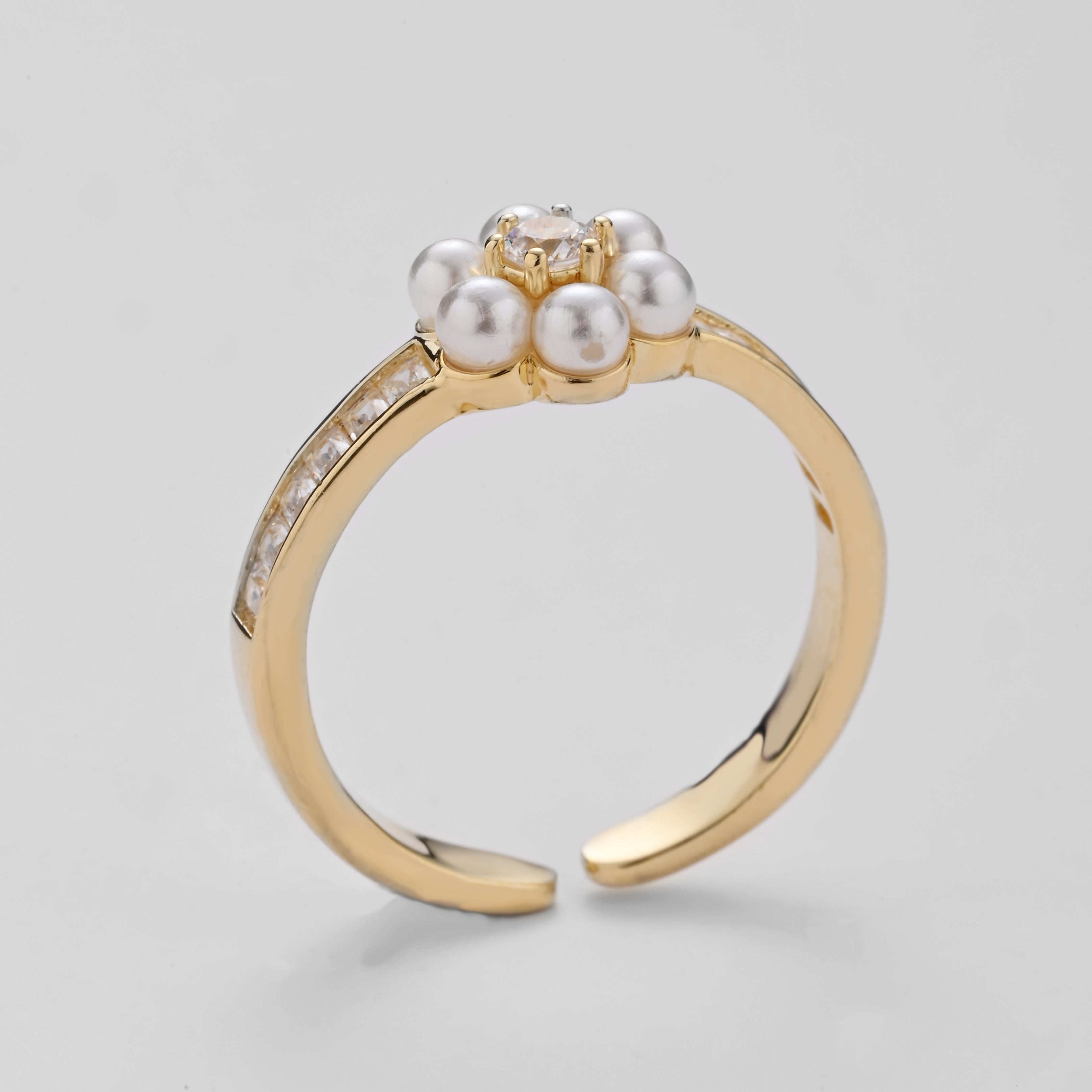 Anillo de corona de perla dorada