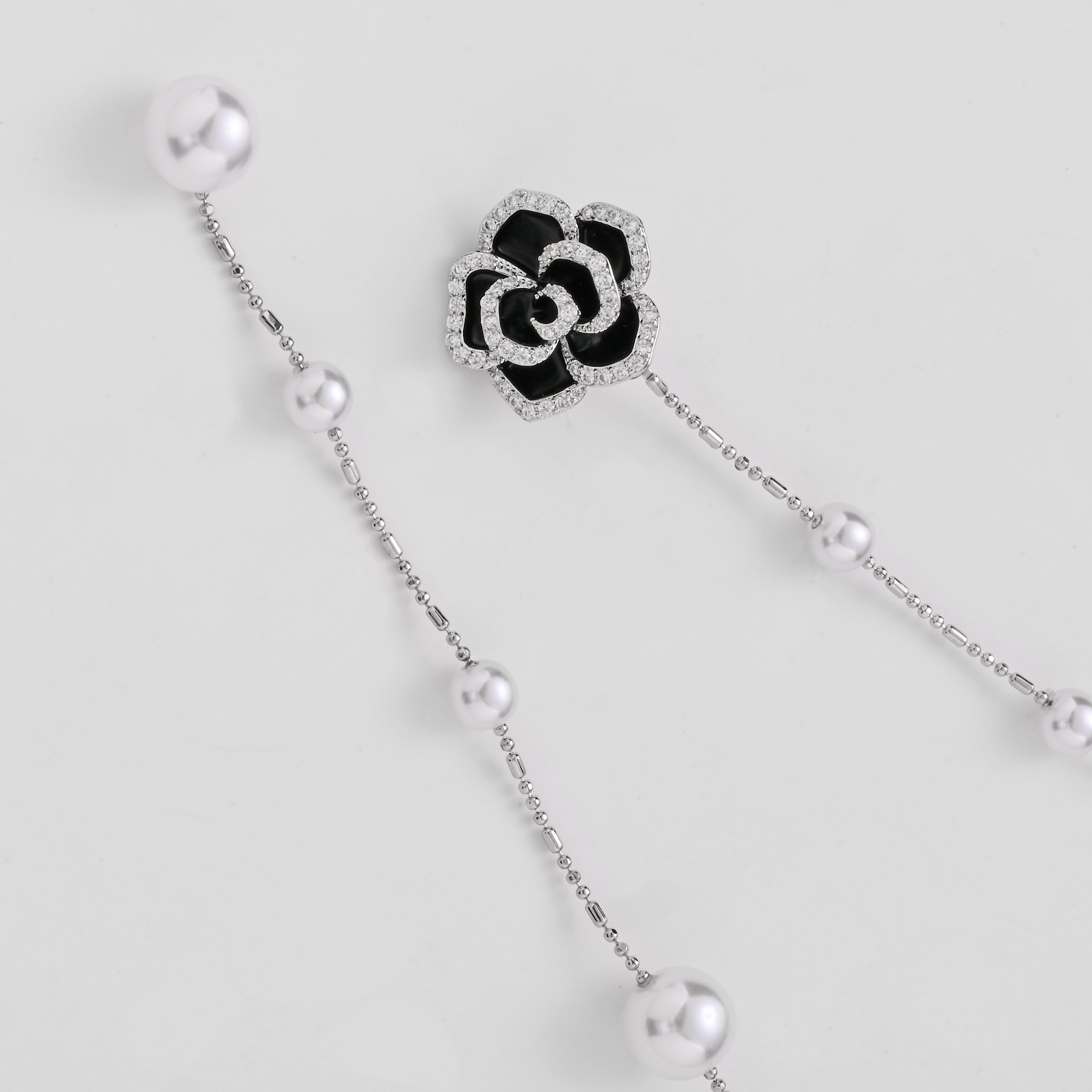 Collar de perla y rosa