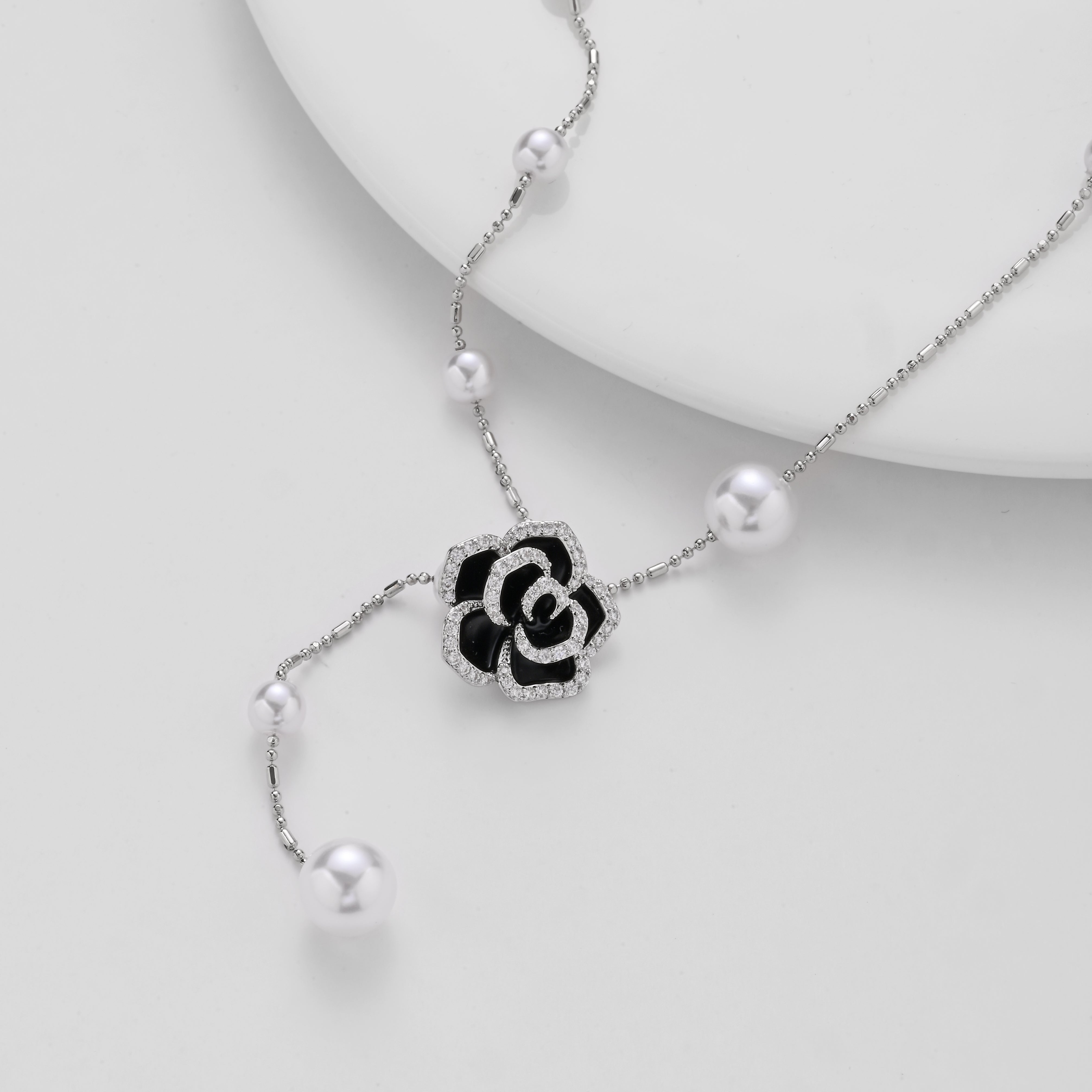 Collar de perla y rosa