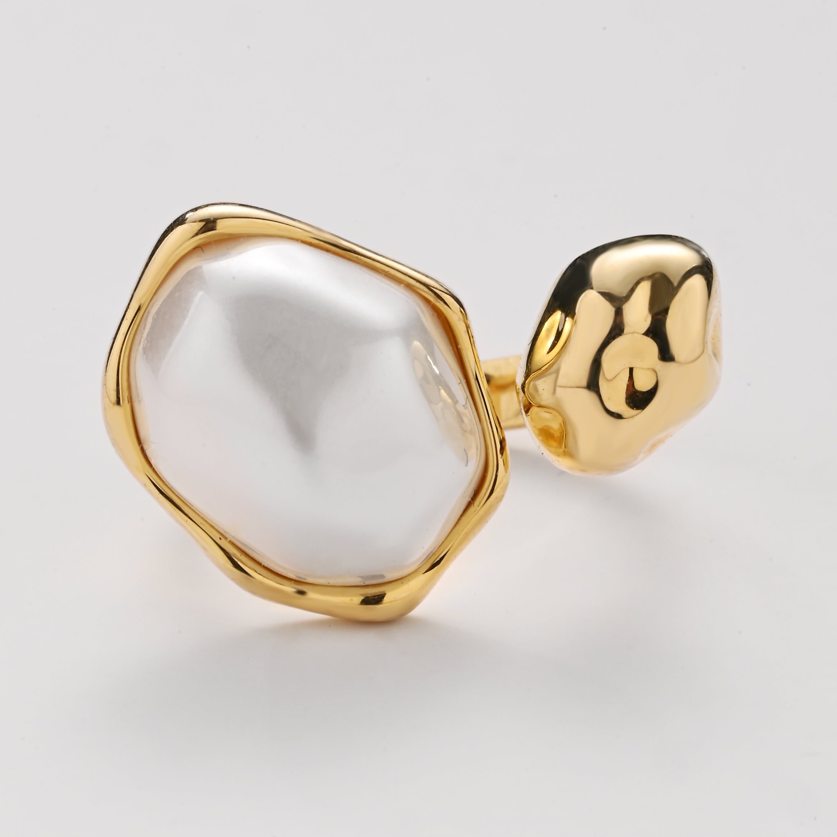 Anillo llamativo de oro y luz de luna
