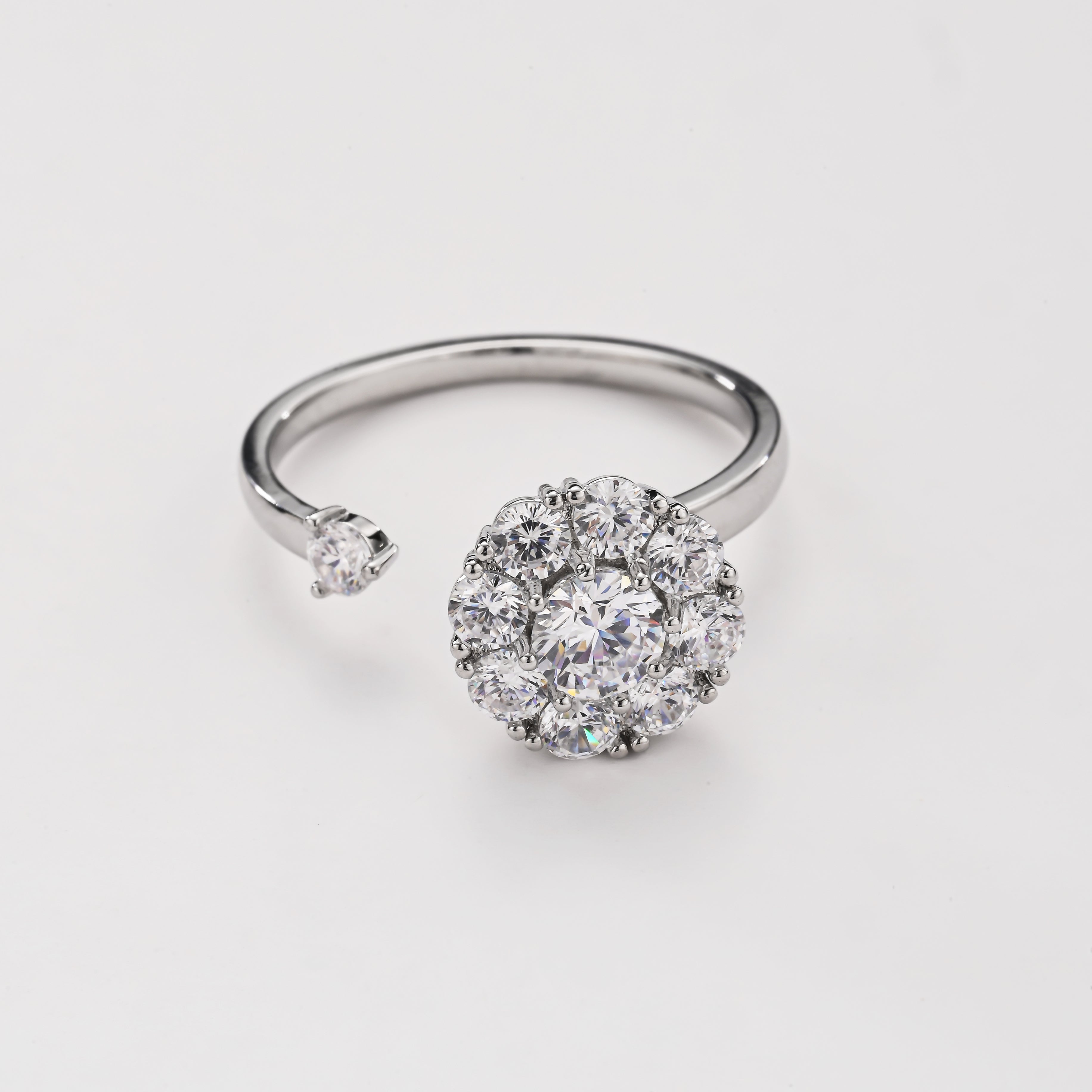 Anillo abierto con flor de cristal
