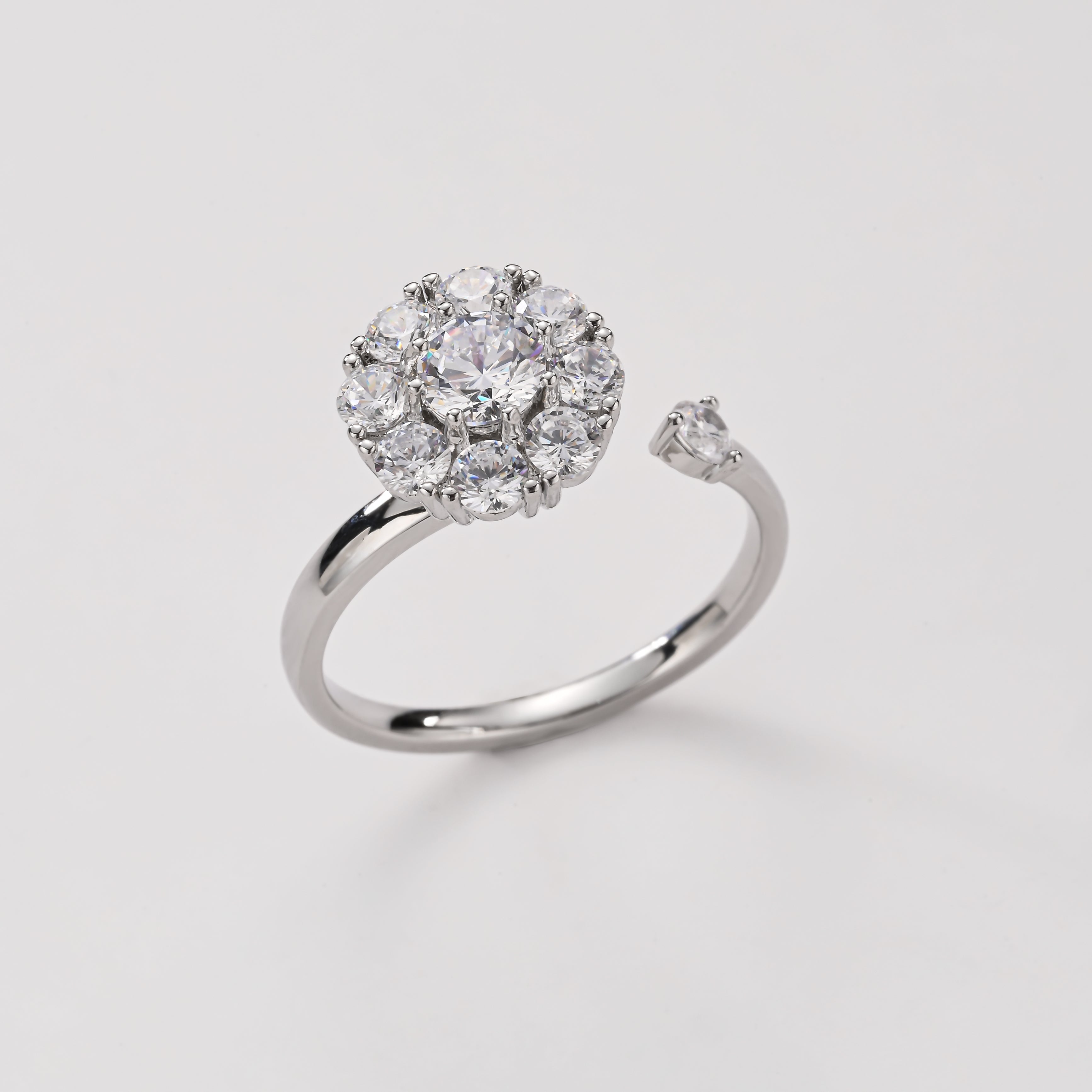 Anillo abierto con flor de cristal