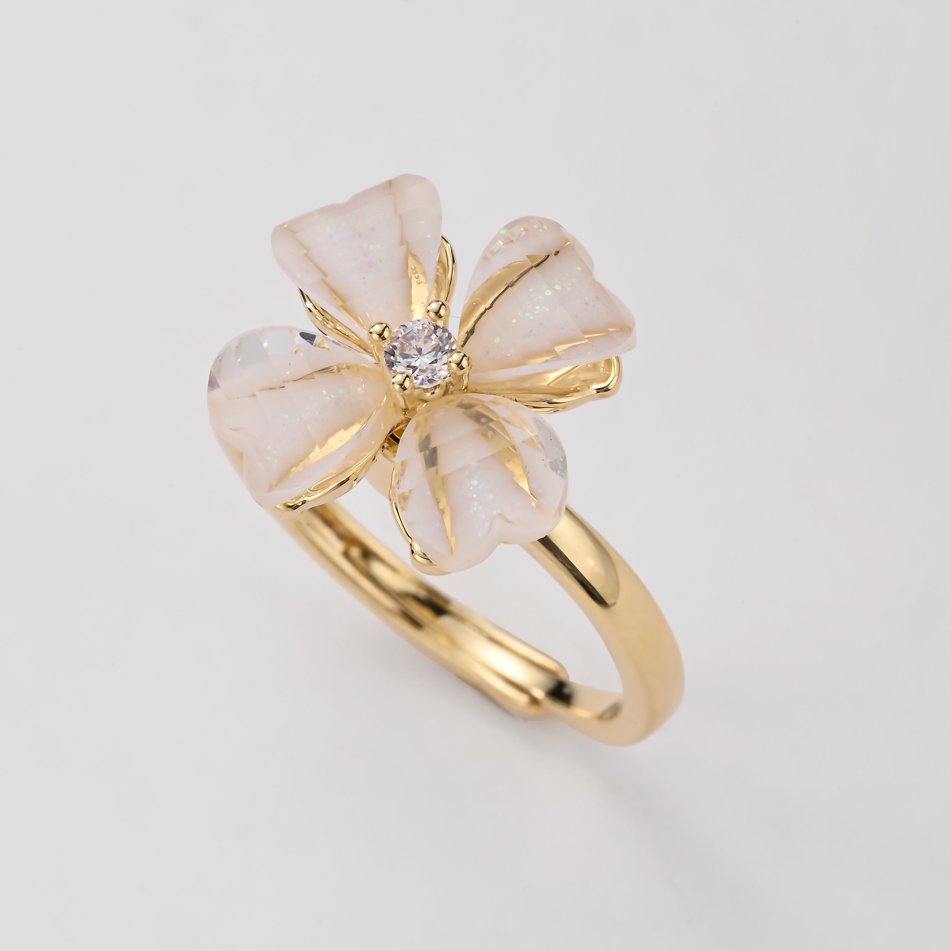 Anillo de oro con flor de cristal
