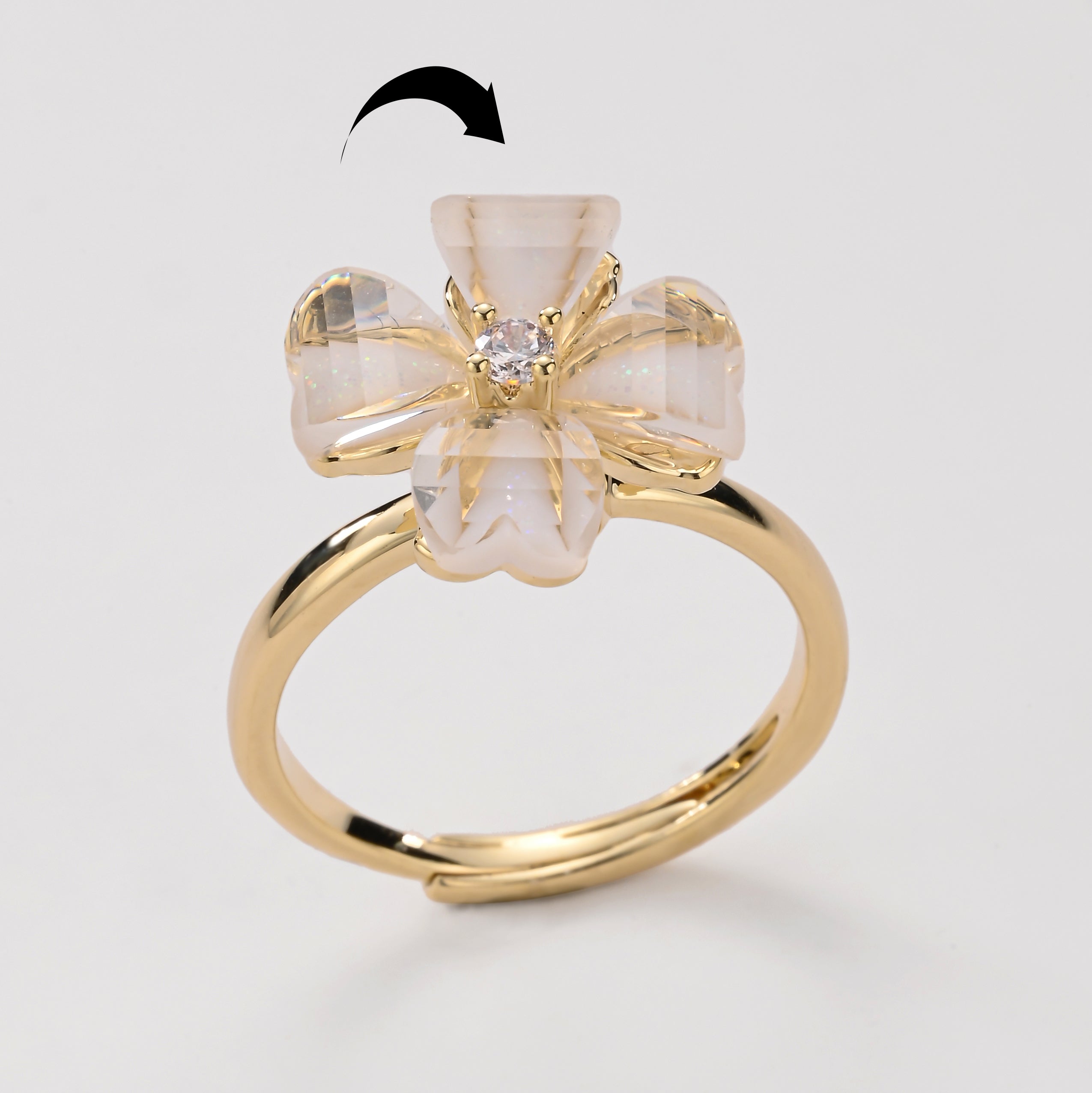 Anillo de oro con flor de cristal